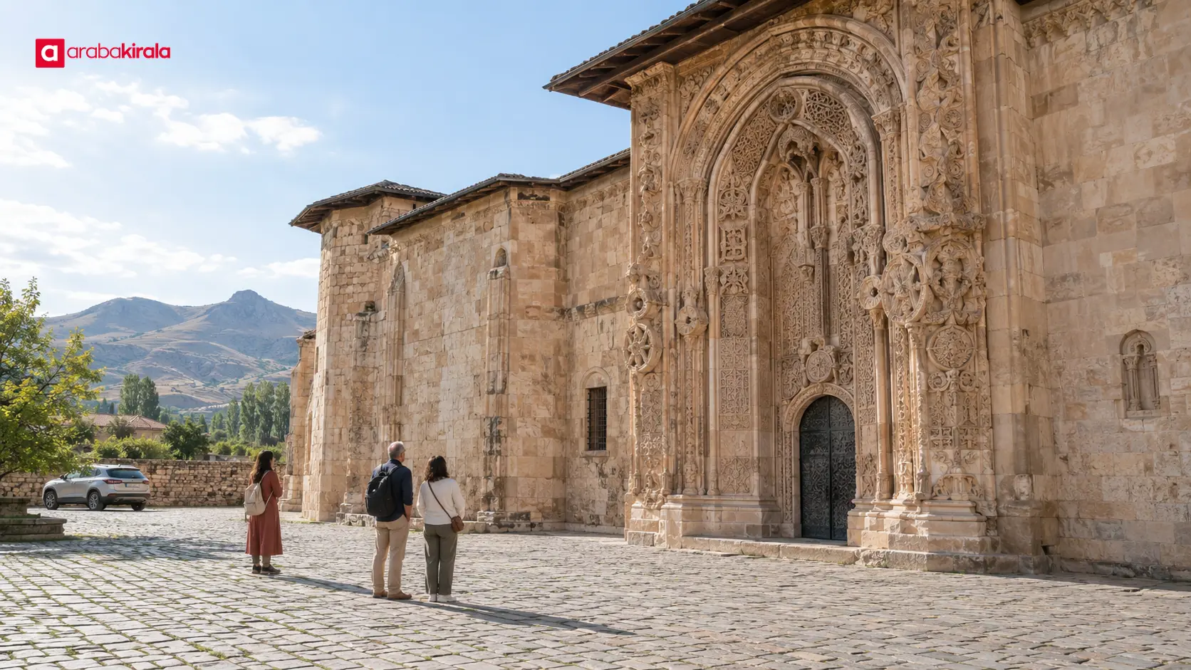 Divriği Ulu Camii ve Darüşşifası’nın taş işçiliğiyle öne çıkan anıtsal girişleri Divriği Ulu Camii ve Darüşşifası’nın taş işçiliğiyle öne çıkan anıtsal girişleri