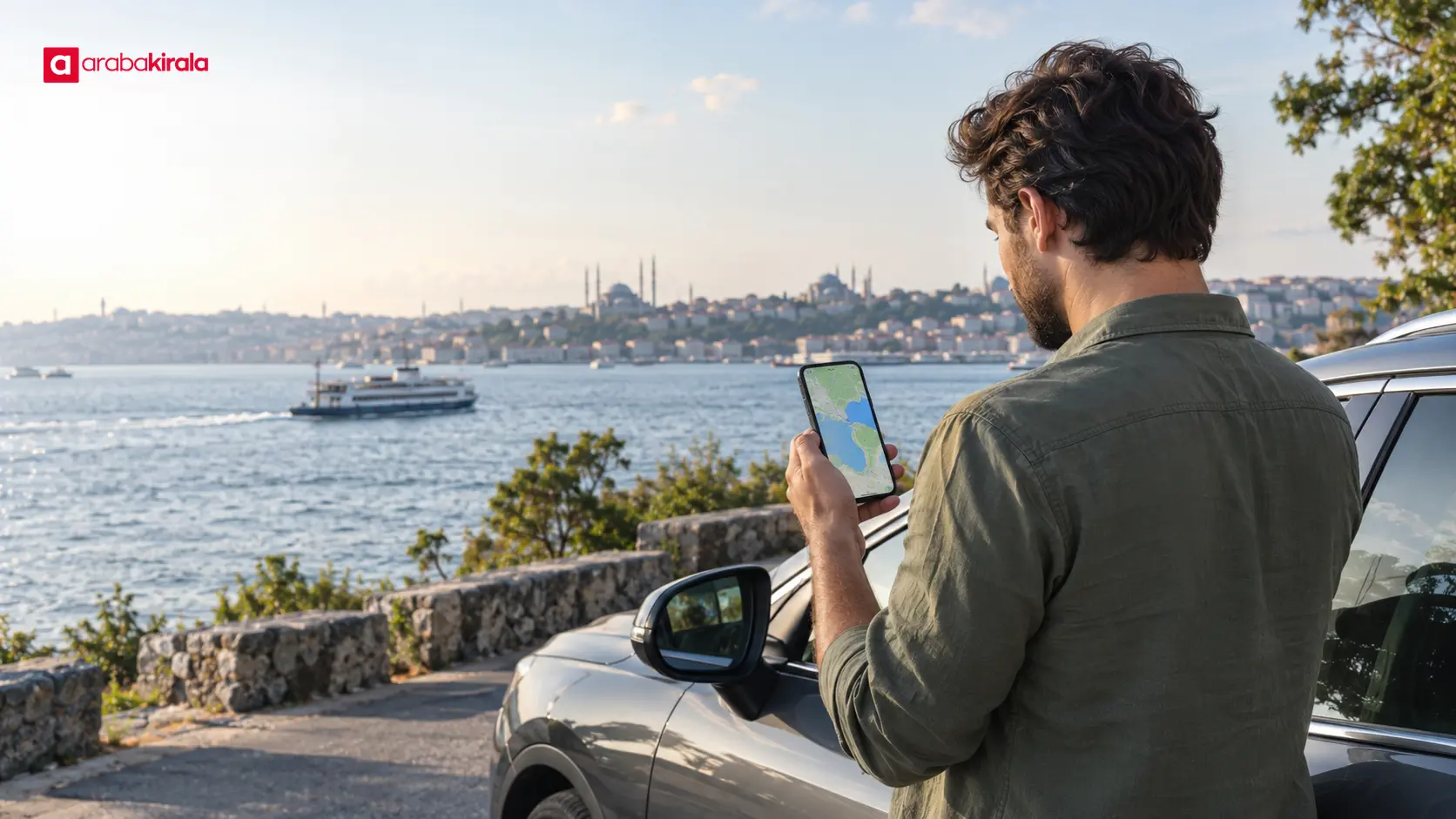 Kıyı yolunda park hâlindeki aracının yanında feribot rotasını kontrol eden sürücü Kıyı yolunda park hâlindeki aracının yanında feribot rotasını kontrol eden sürücü