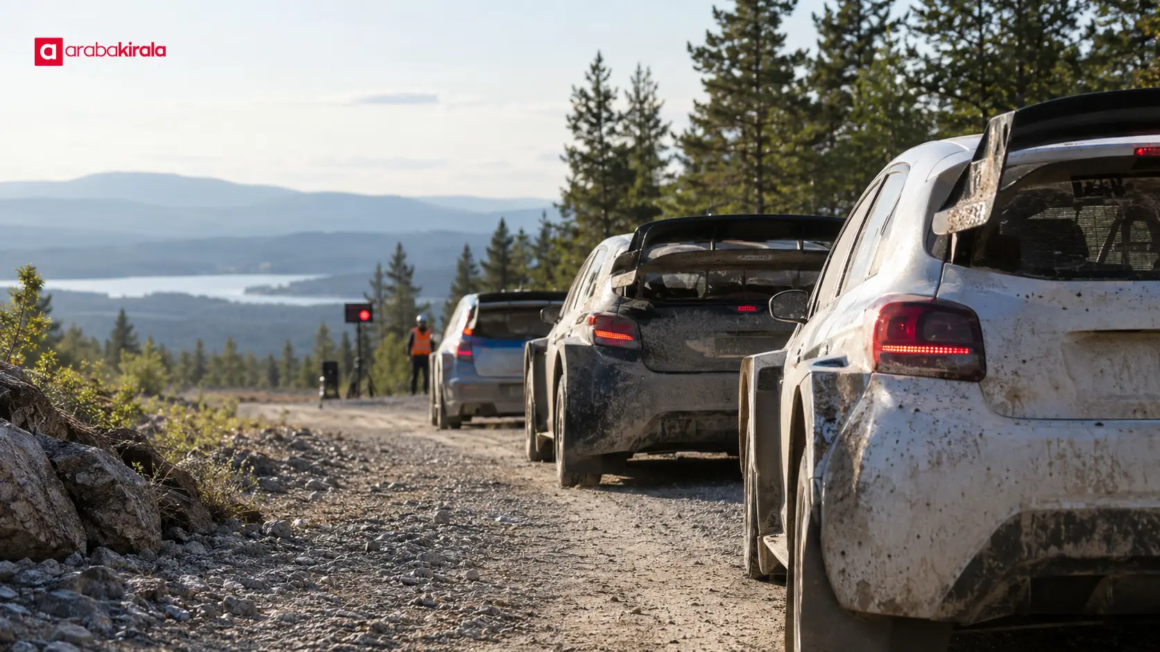 Çakıllı WRC etabının başlangıcında aralıklı bekleyen ralli otomobilleri Çakıllı WRC etabının başlangıcında aralıklı bekleyen ralli otomobilleri
