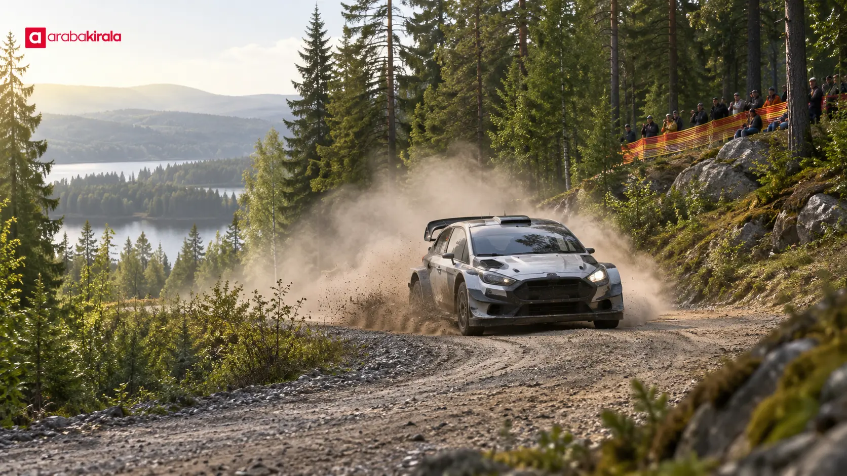 Seyircilerin güvenli alanın gerisinden izlediği virajlı çakıl WRC etabı Seyircilerin güvenli alanın gerisinden izlediği virajlı çakıl WRC etabı