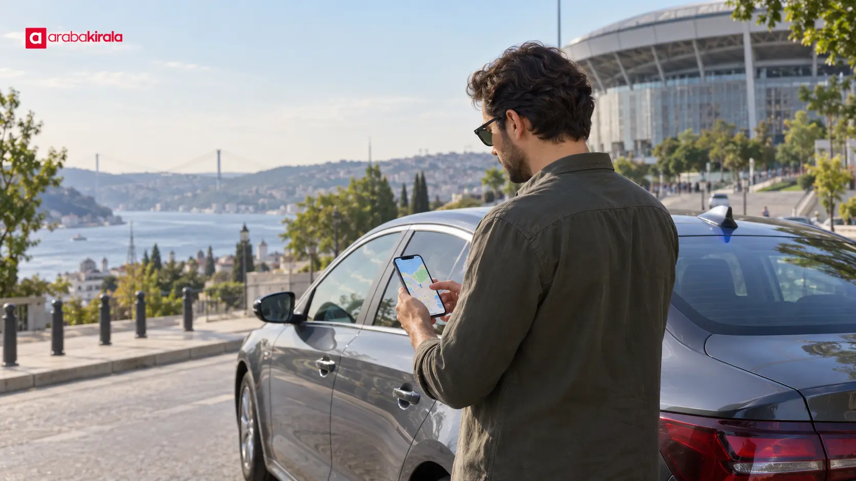 İstanbul’daki etkinlik alanı çevresinde park seçeneklerini telefondan inceleyen sürücü ve otomobil