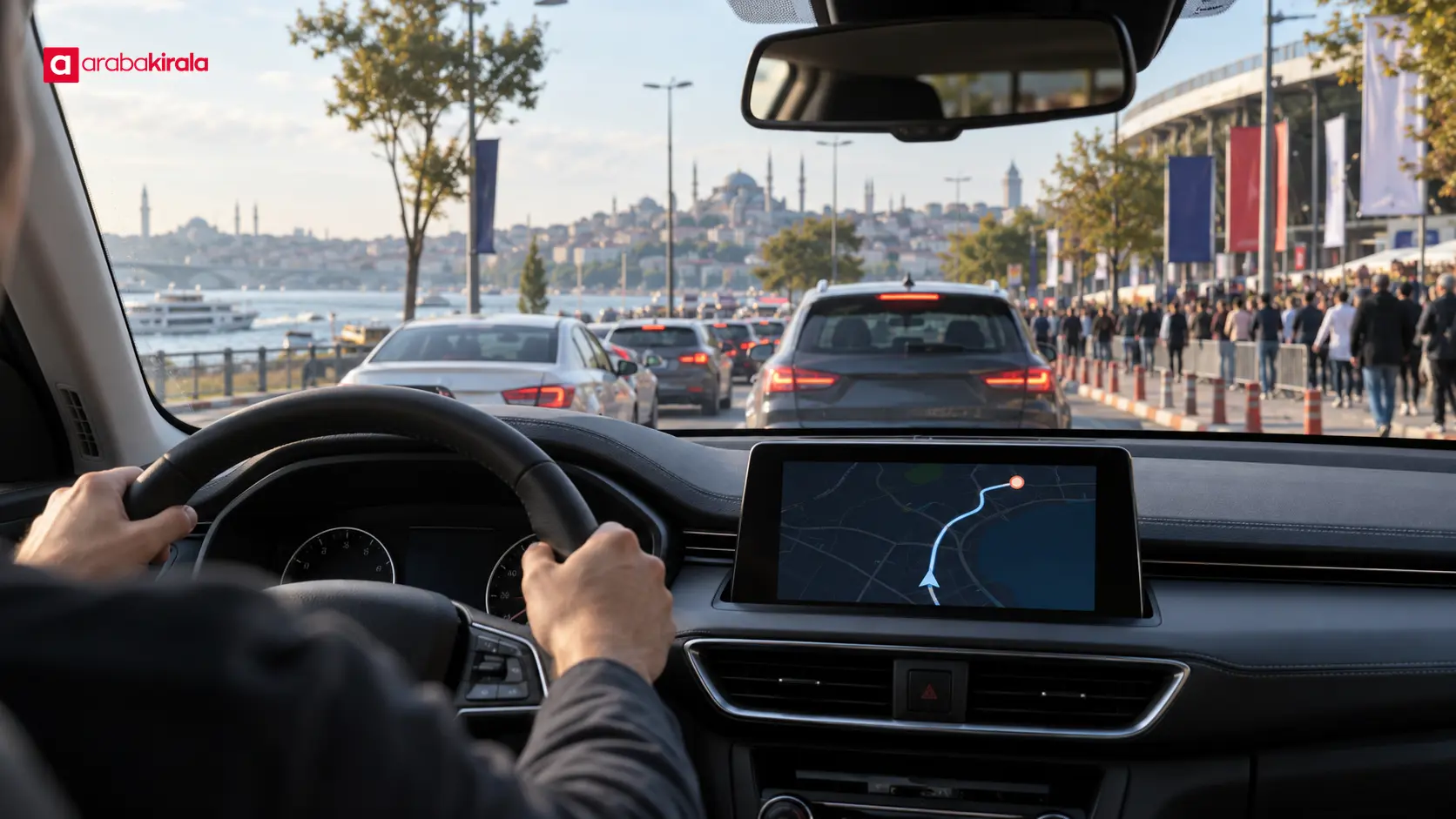 İstanbul’da etkinlik günü yoğun trafikte ilerleyen araçlar ve güzergâhını kontrol eden sürücü