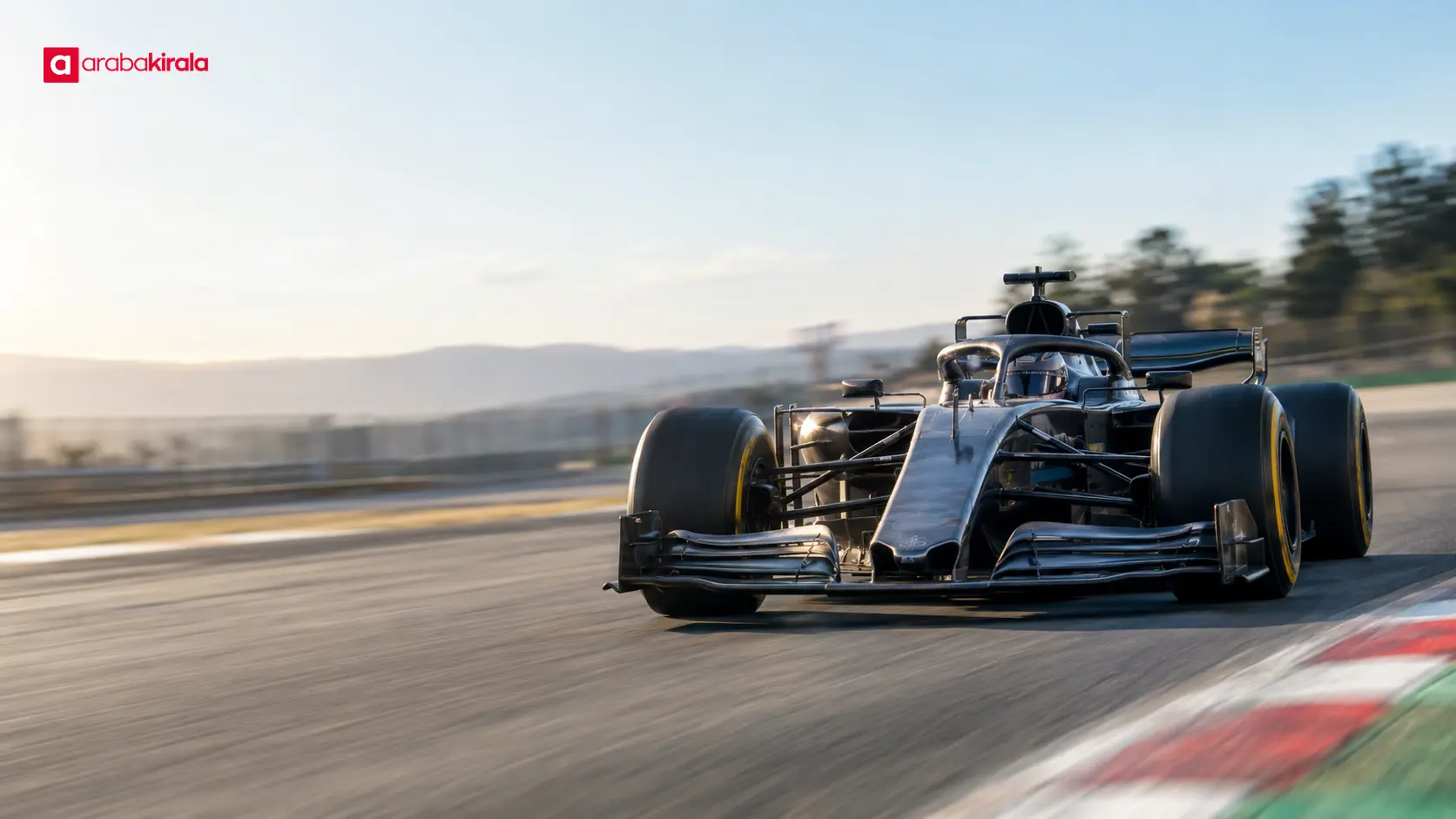 Formula 1 otomobili pist düzlüğünde hızlanırken Formula 1 otomobili pist düzlüğünde hızlanırken