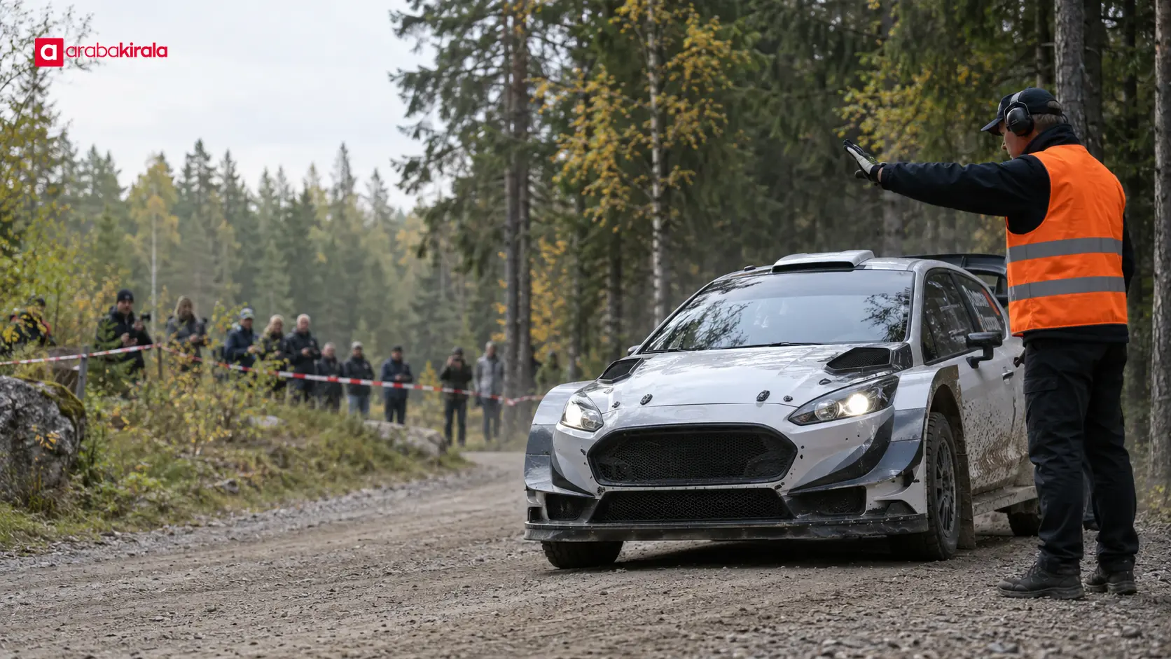 Ralli otomobili, güvenlik bariyerlerinin gerisindeki seyircilerin önünde etap startını bekliyor