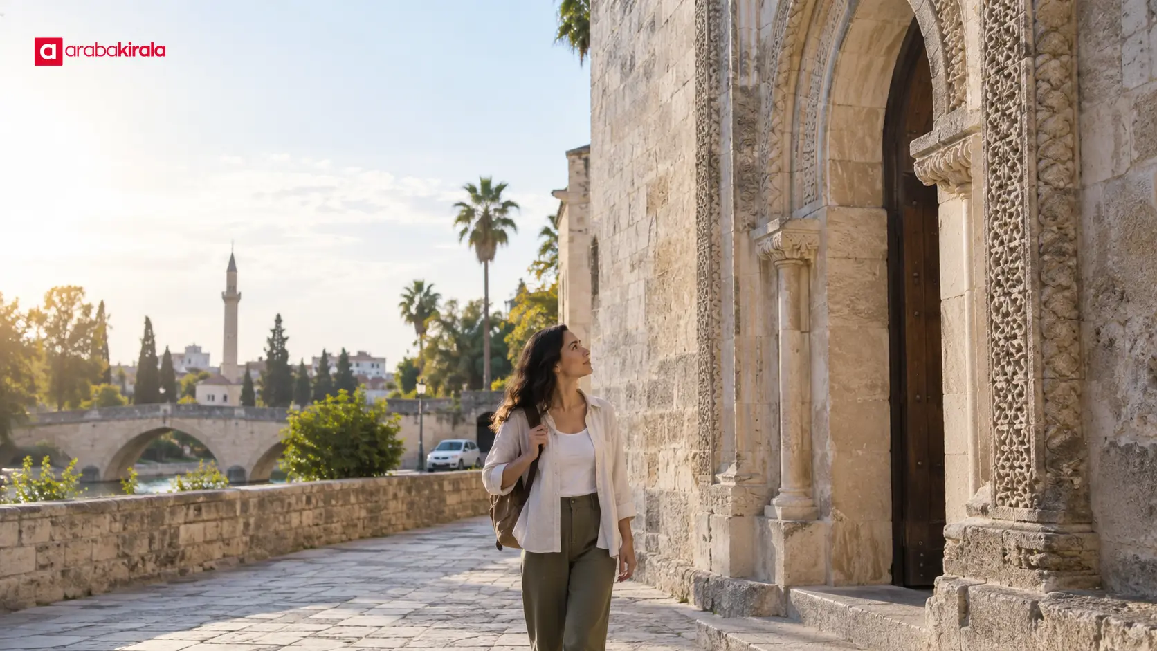 Tarsus’ta tarihî bir yapıyı yürüyerek keşfeden ziyaretçi