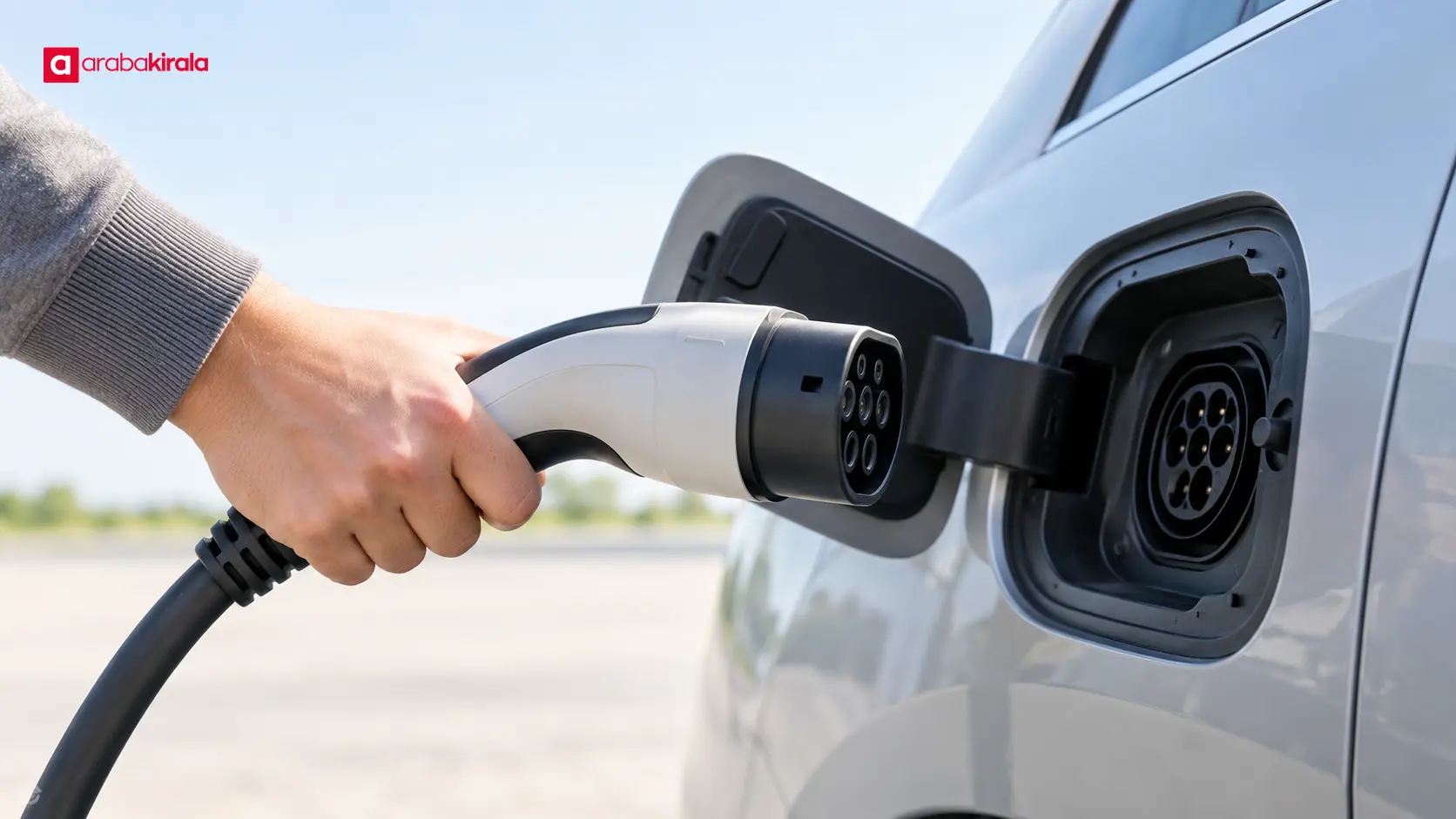Elektrikli otomobil şarj girişine takılmayı bekleyen şarj kablosu konektörü