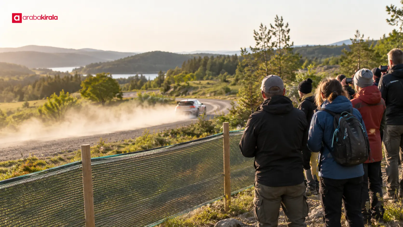 Ralli etabındaki belirlenmiş güvenli seyirci alanından yarışı izleyen kalabalık Ralli etabındaki belirlenmiş güvenli seyirci alanından yarışı izleyen kalabalık