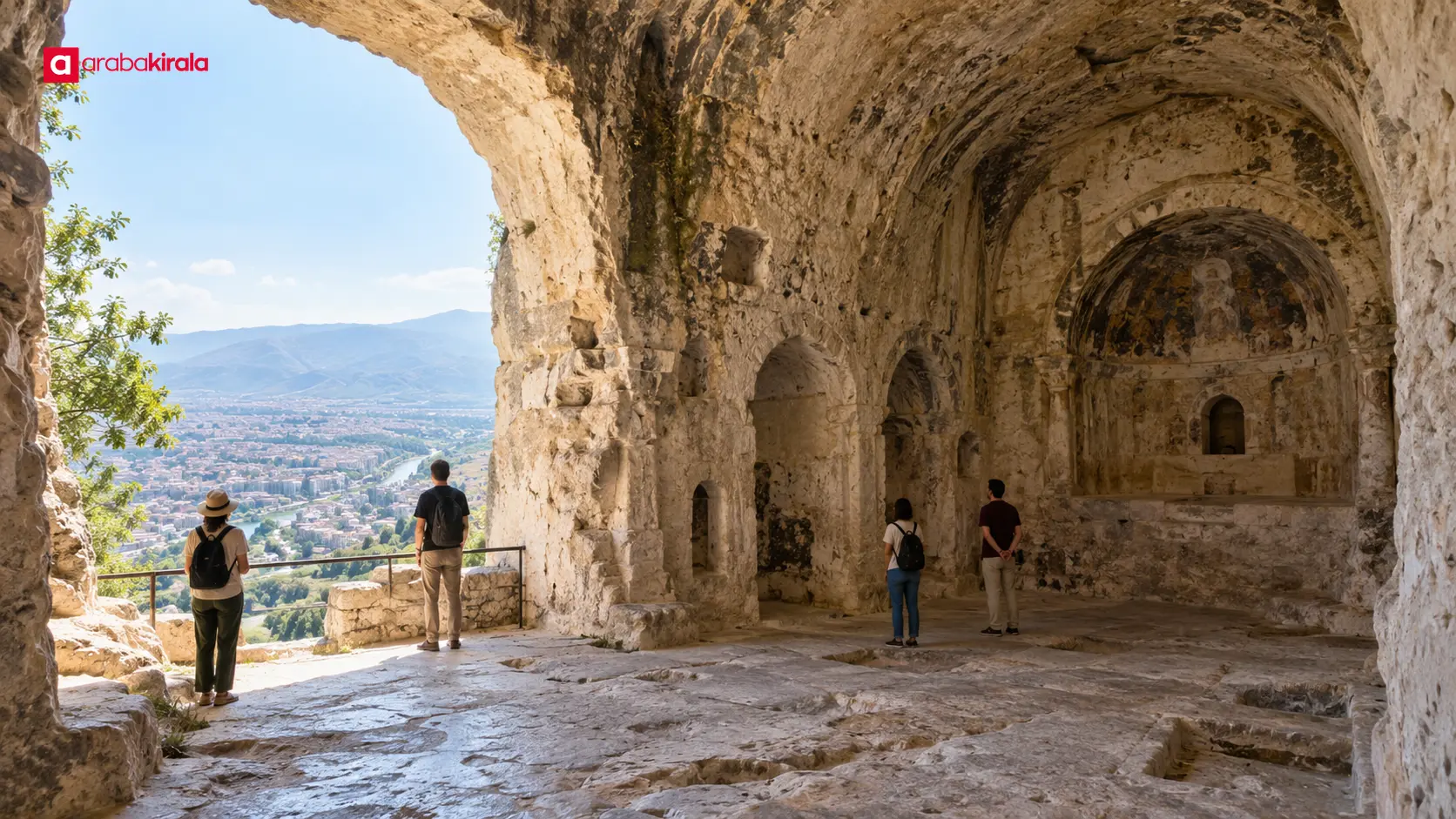 St. Pierre mağara kilisesinin taş iç mekânı ve girişinden görünen Antakya manzarası St. Pierre mağara kilisesinin taş iç mekânı ve girişinden görünen Antakya manzarası