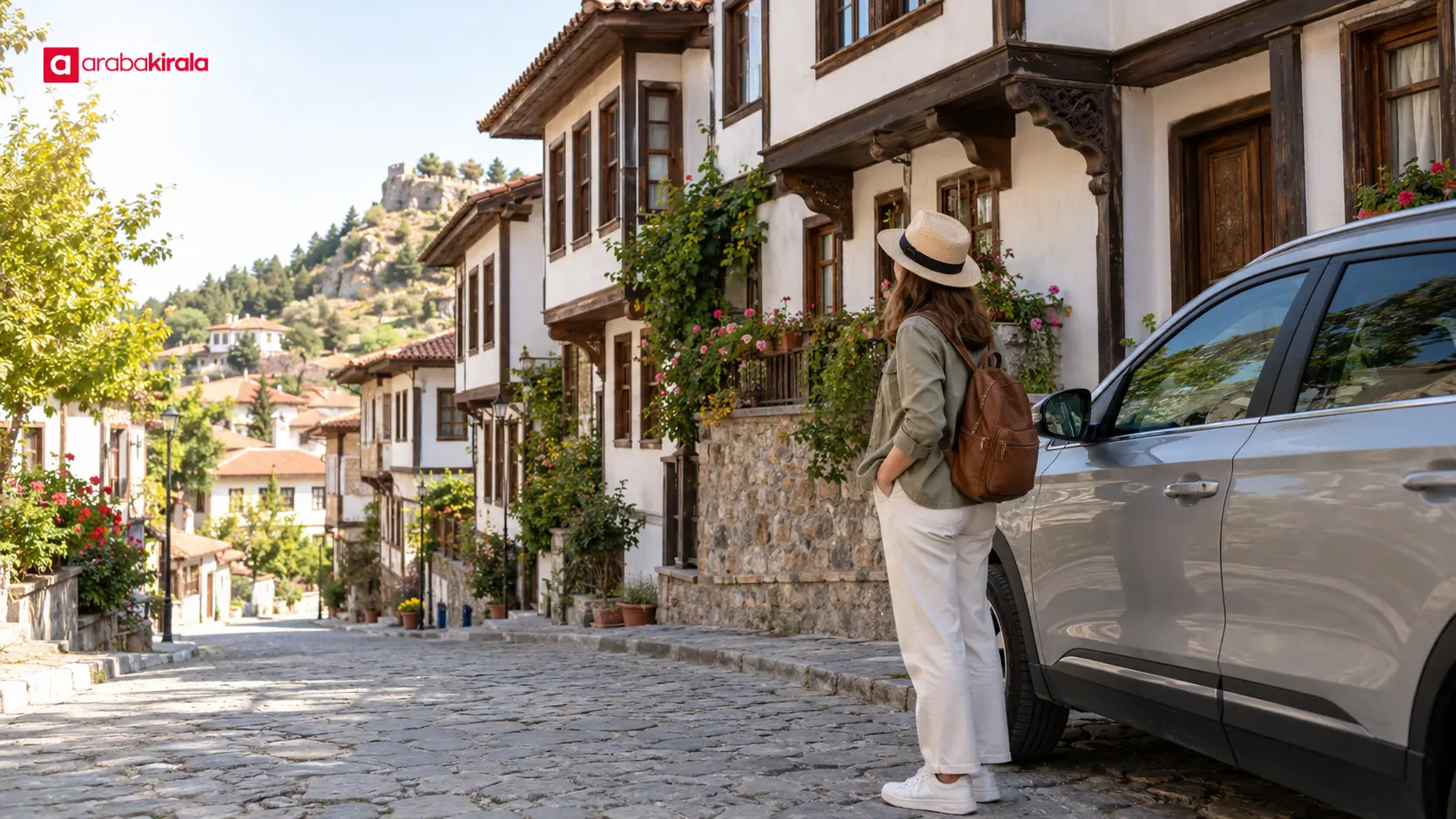 Göynük’te aracı park ettikten sonra tarihî sokakları yürüyerek keşfeden bir ziyaretçi