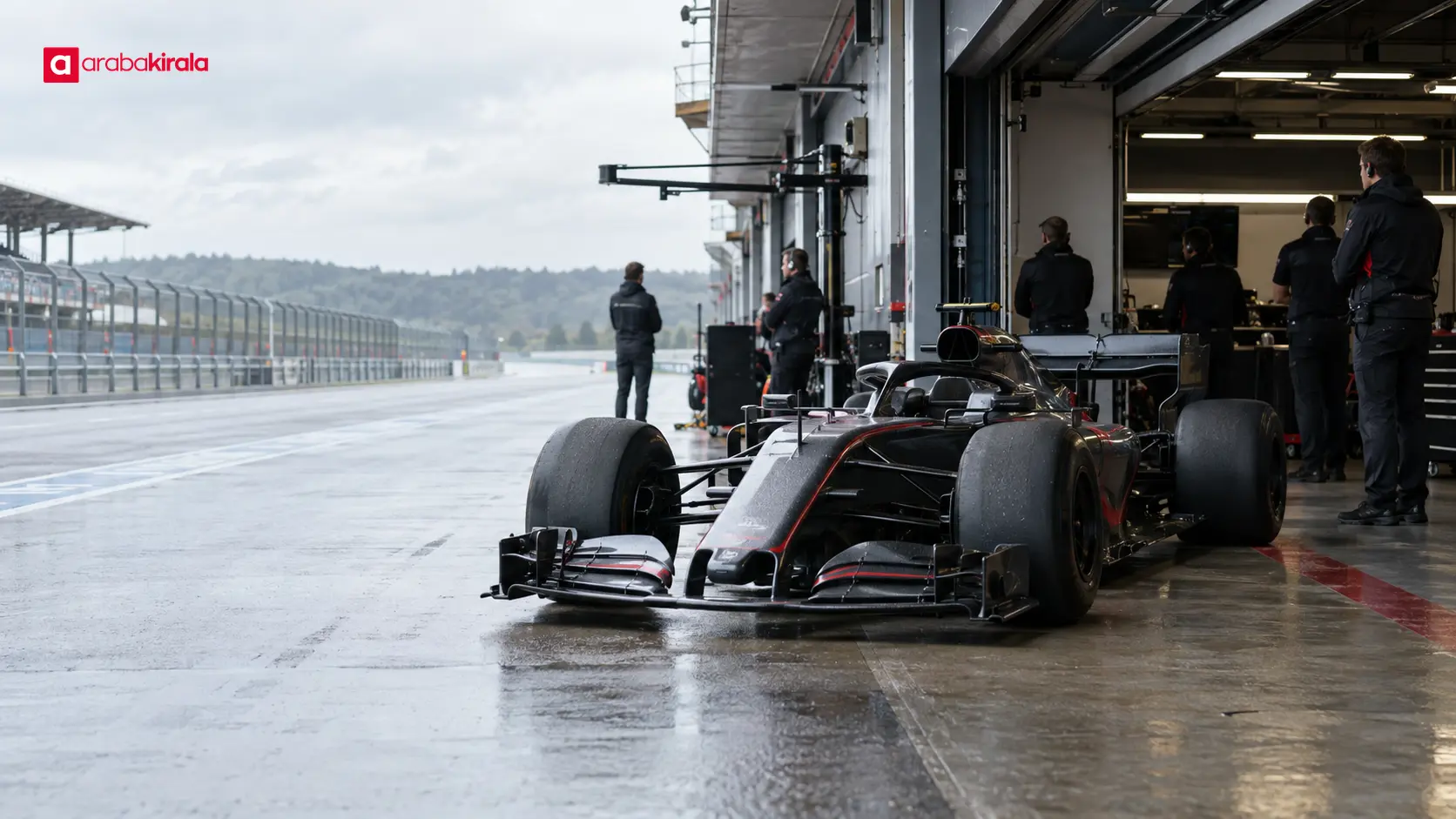 Kırmızı bayrakla durdurulan seans sırasında garaj önünde bekleyen Formula 1 araçları Kırmızı bayrakla durdurulan seans sırasında garaj önünde bekleyen Formula 1 araçları