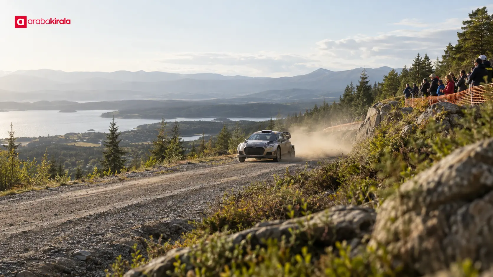 Güvenli seyir alanındaki izleyicilerin önünden geçen ralli otomobili Güvenli seyir alanındaki izleyicilerin önünden geçen ralli otomobili