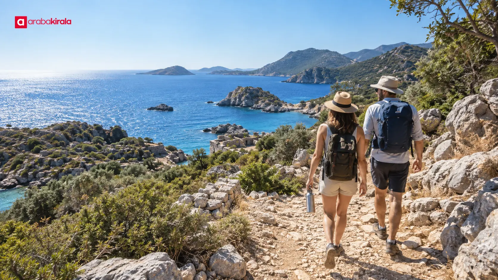 Kekova kıyısında şapka ve suyla yürüyüş yapan gezginler