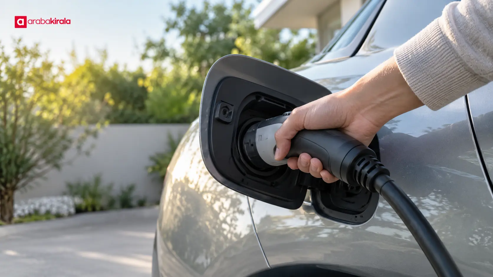 Elektrikli otomobilin şarj girişine takılı AC kablosunun yakın planı