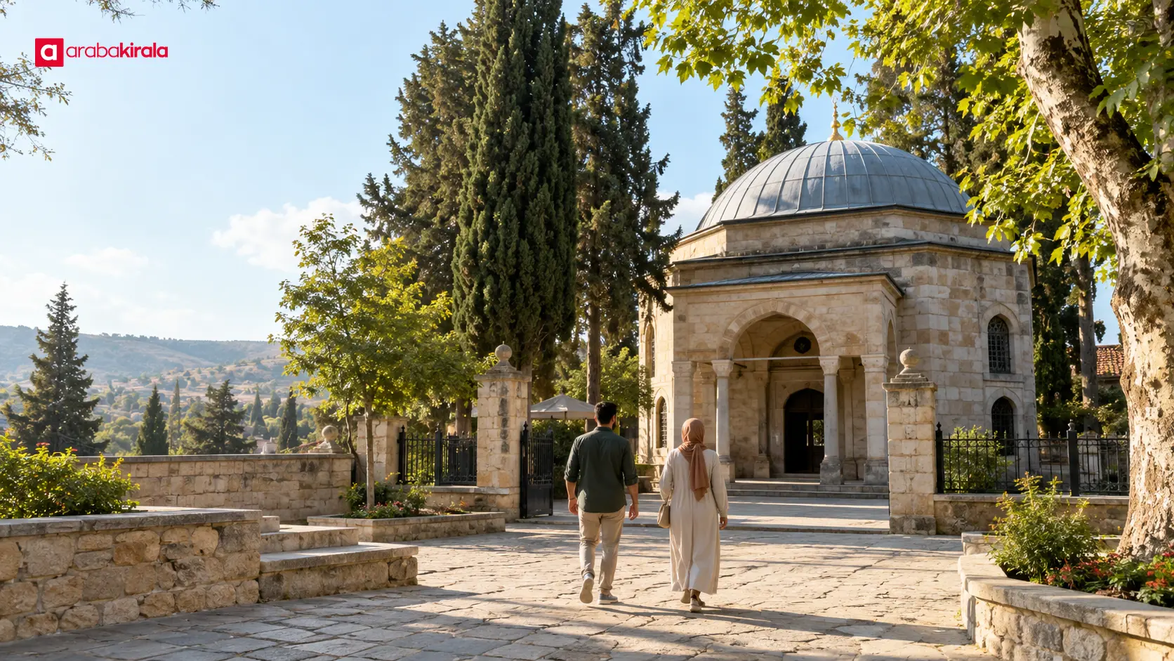 Söğüt’te Ertuğrul Gazi Türbesi avlusuna yürüyen ziyaretçiler