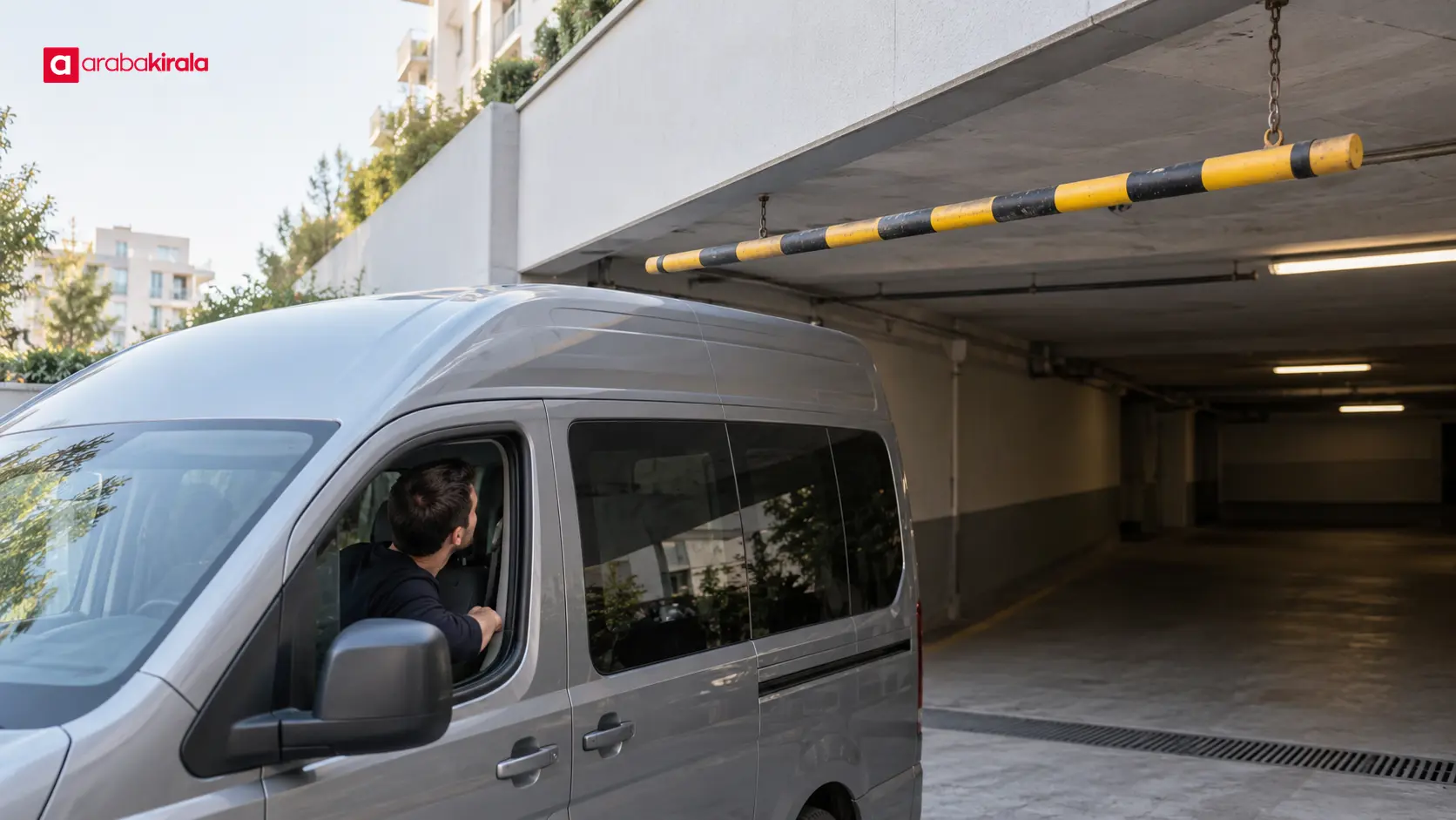 Beylikdüzü’nde kapalı otopark girişinde aracın tavan yüksekliğini kontrol eden sürücü