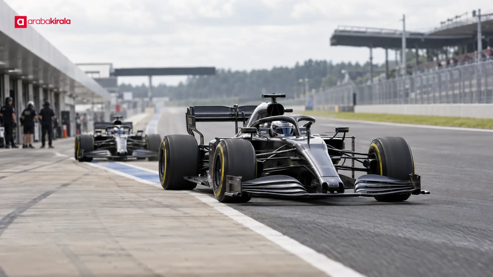 Sıralama seansında pit yolundan piste çıkan Formula 1 araçları