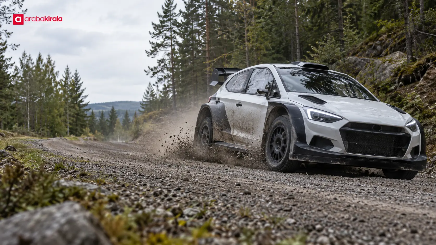 Çakıllı viraja fren yaparak yaklaşan bir ralli otomobili Çakıllı viraja fren yaparak yaklaşan bir ralli otomobili