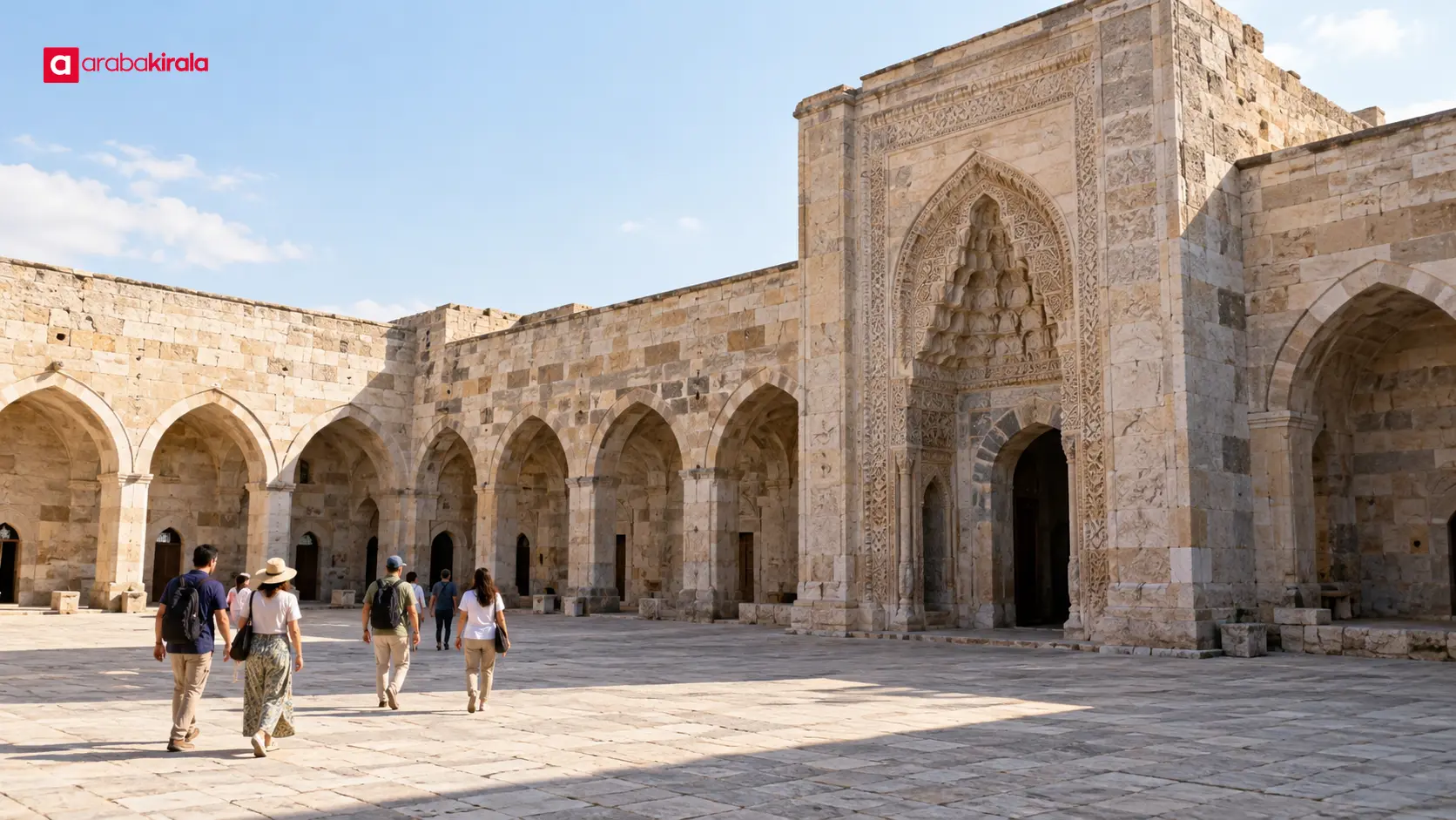 Sultanhanı Kervansarayı’nın taş avlusunu gezen ziyaretçiler Sultanhanı Kervansarayı’nın taş avlusunu gezen ziyaretçiler