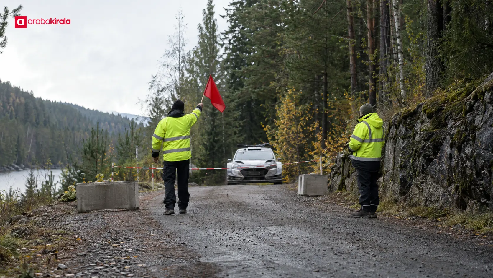 Ralli görevlileri orman yolundaki etap kontrol noktasında güvenlik hazırlığı yapıyor Ralli görevlileri orman yolundaki etap kontrol noktasında güvenlik hazırlığı yapıyor