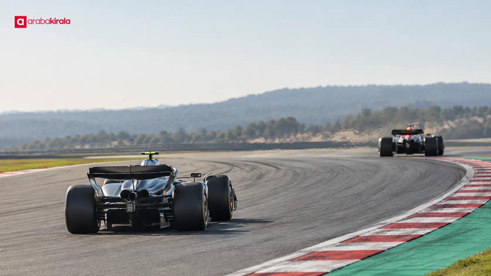 Bir Formula 1 aracı viraj çıkışında öndeki araçtan mesafeli ilerliyor Bir Formula 1 aracı viraj çıkışında öndeki araçtan mesafeli ilerliyor
