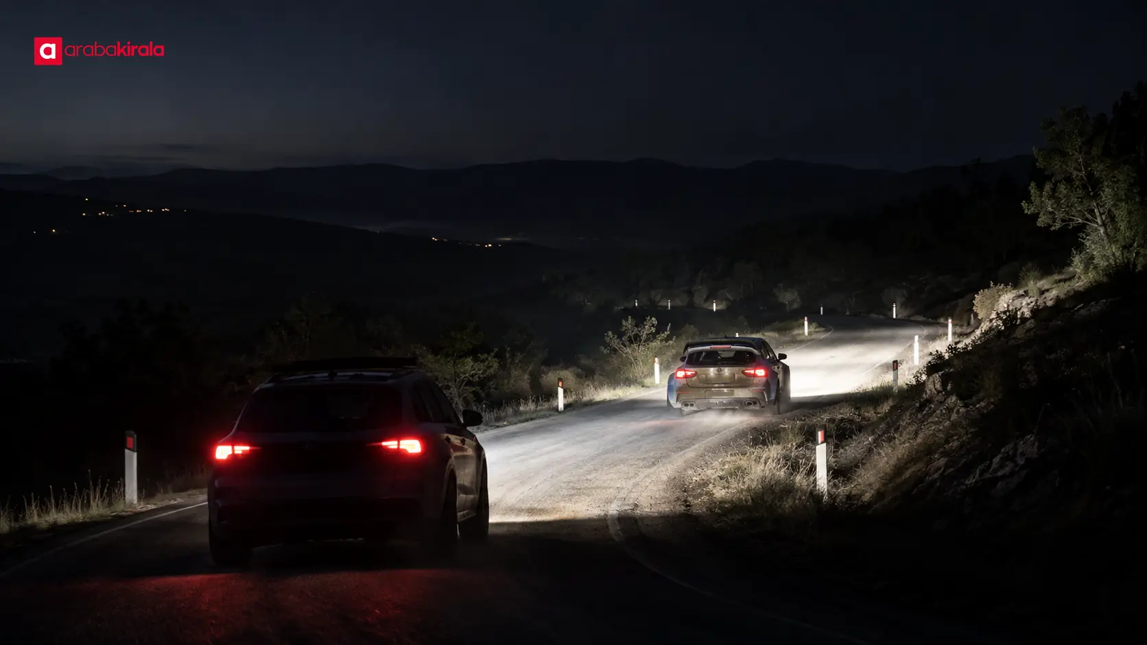 Gece etabında karanlık ve yansıtıcı yol işaretleri arasında ilerleyen ralli otomobili Gece etabında karanlık ve yansıtıcı yol işaretleri arasında ilerleyen ralli otomobili