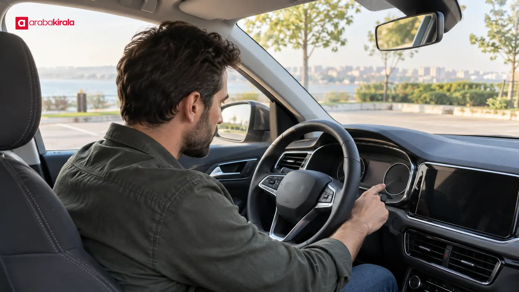 Sürücü teslim kaydı için kiralık aracın yakıt ve kilometre göstergelerini kontrol ediyor