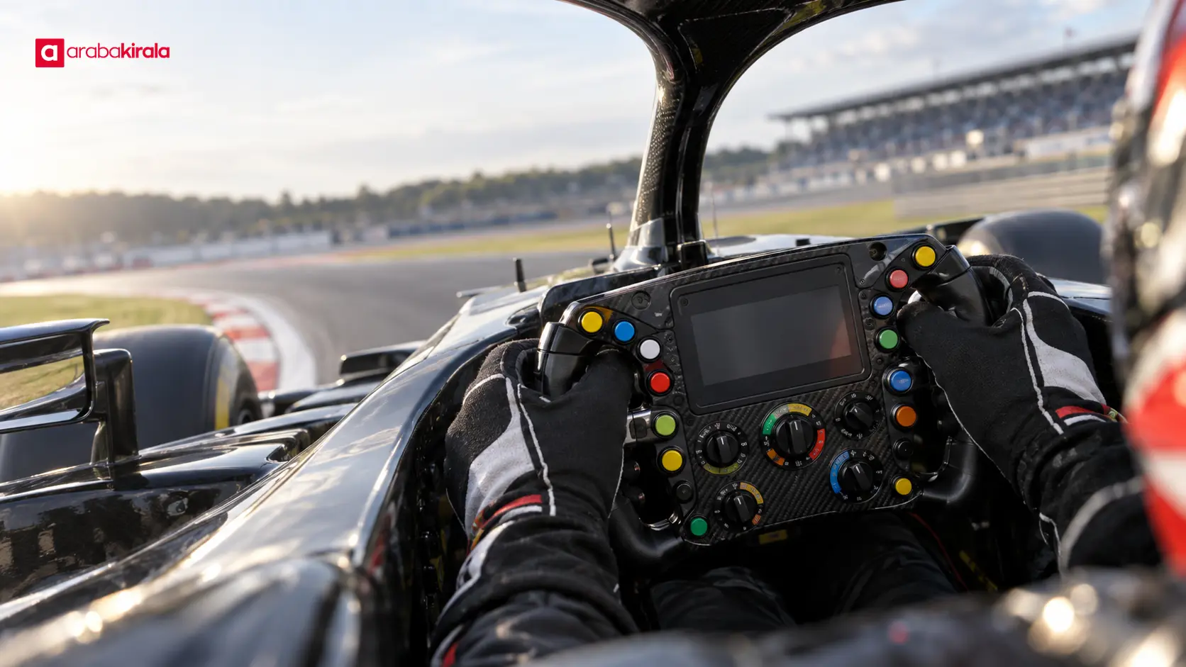 Formula 1 kokpitinde renkli kumandaları ve ekranı görünen yarış direksiyonu