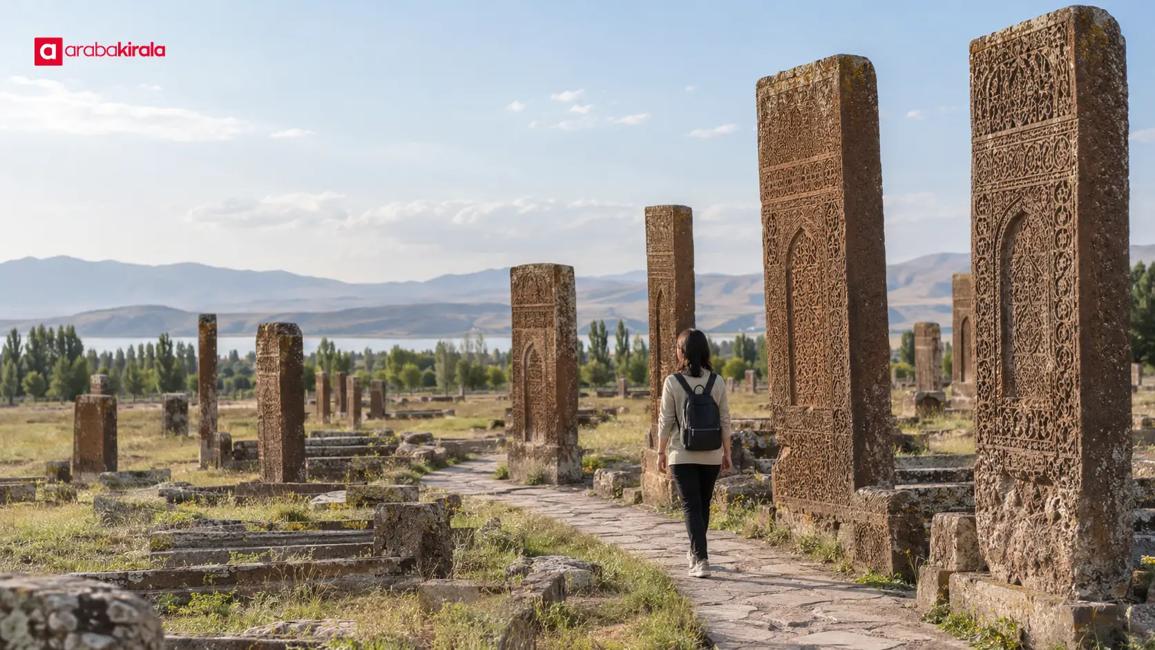Ahlat Selçuklu Mezarlığı’ndaki anıtsal taş mezarların arasından geçen ziyaretçi yolu