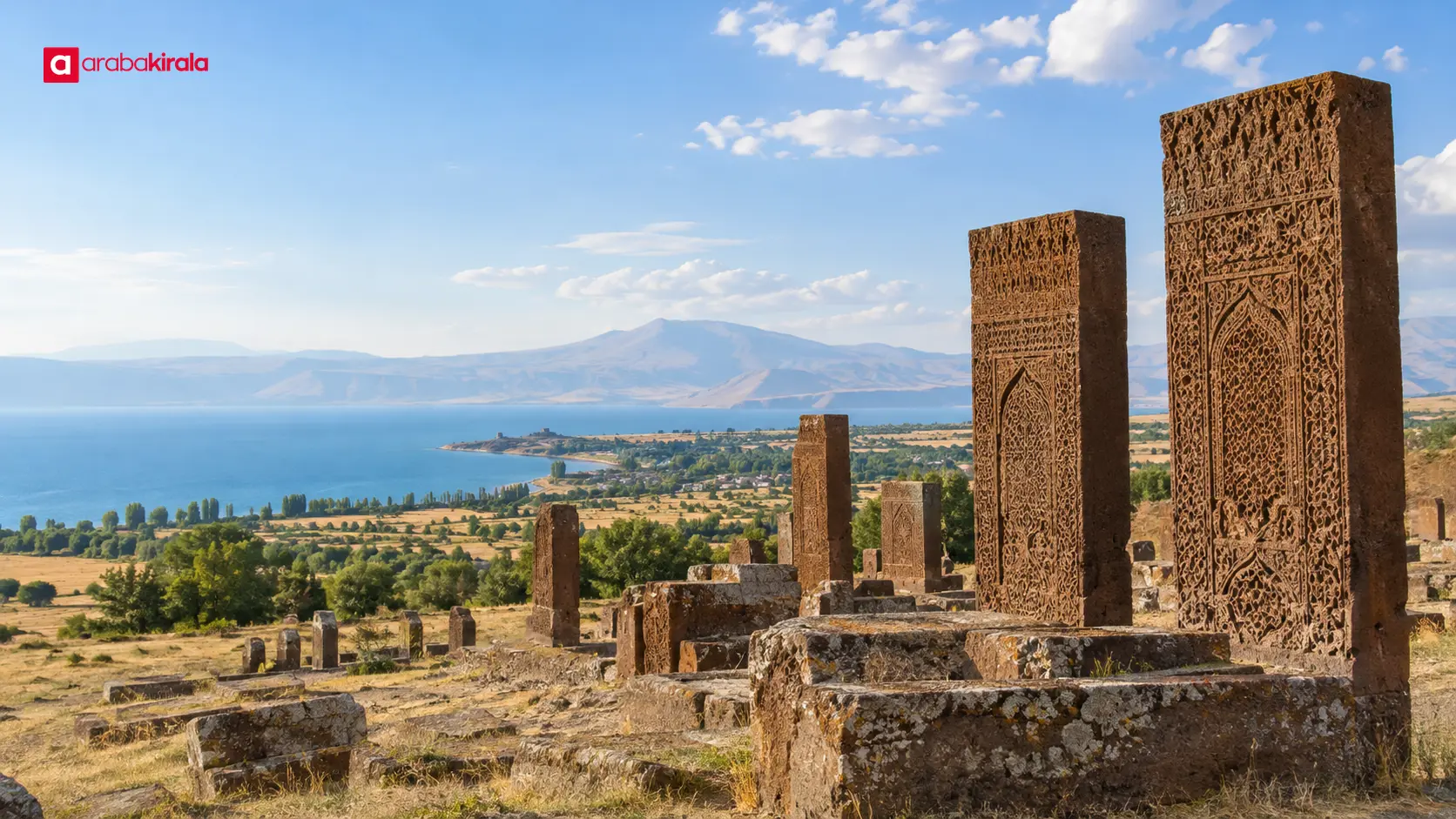 Van Gölü çevresindeki geniş manzara önünde Ahlat’ın tarihî taş mimarisi
