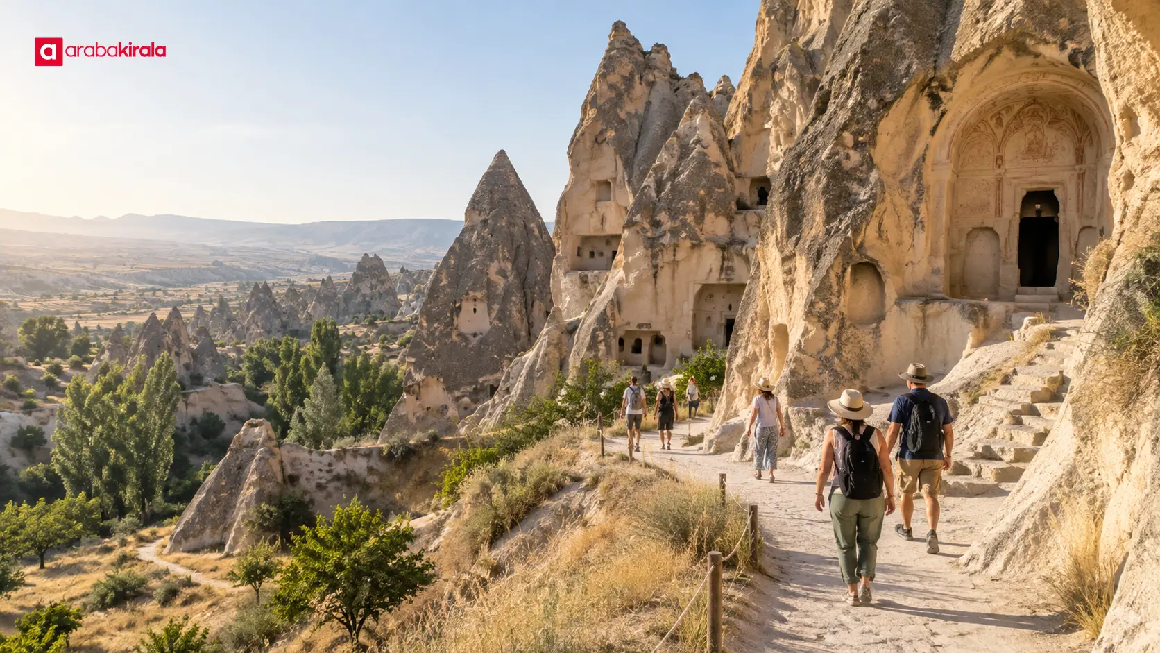 Yaz sabahında Göreme Açık Hava Müzesi çevresindeki kaya oyma yapılar arasında yürüyen ziyaretçiler