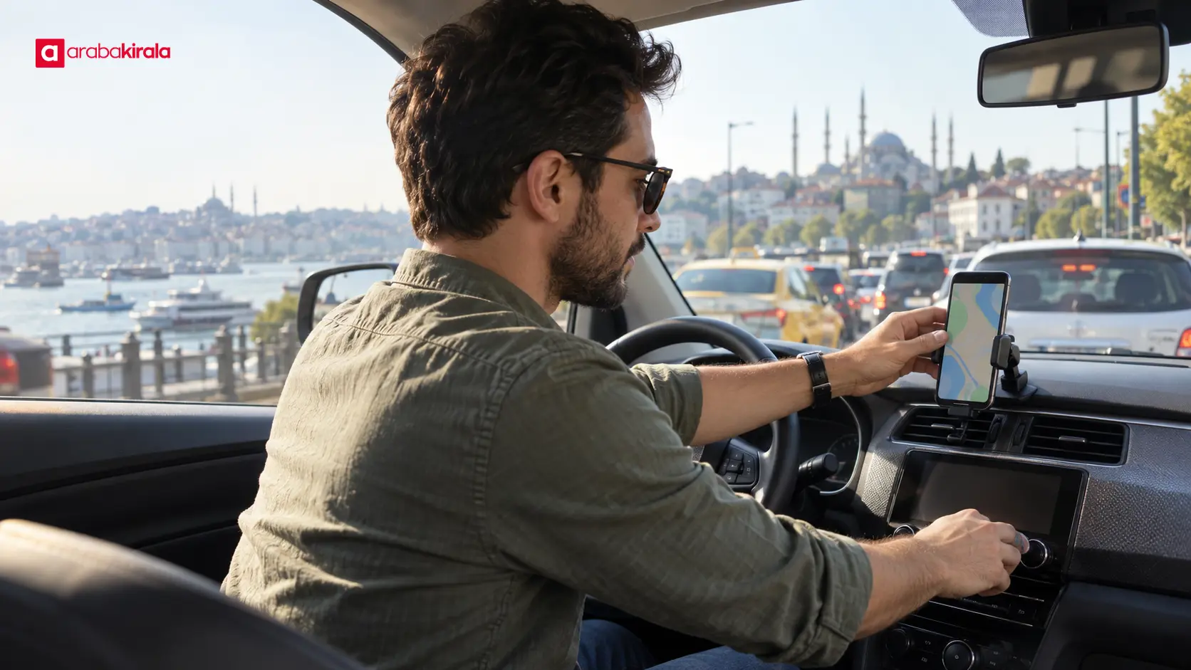İstanbul trafiğinde sürüş öncesi telefonunu sabit tutucuya yerleştirip navigasyonu ayarlayan sürücü