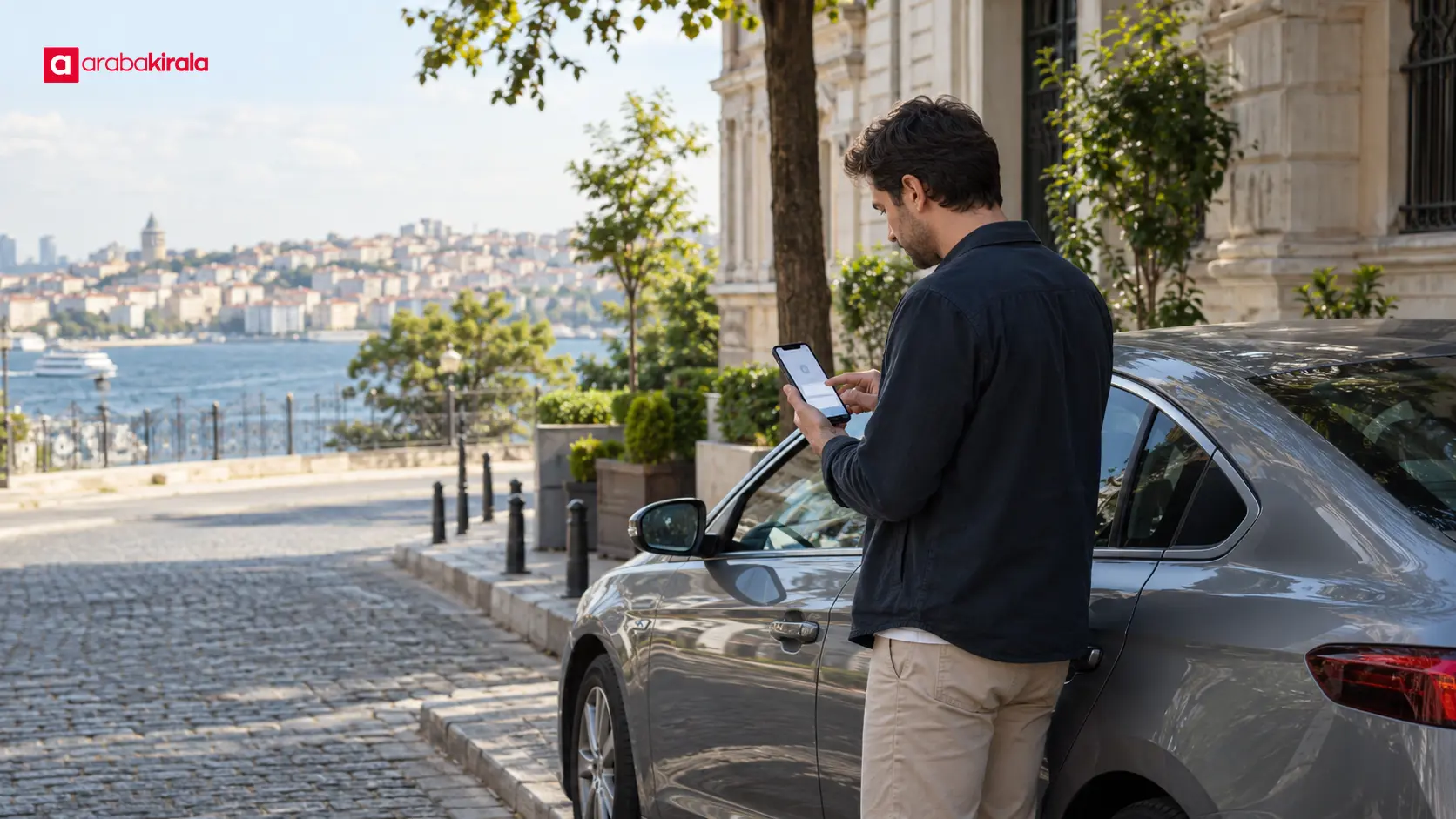 Park ettikten sonra telefondan ödeme bilgisini kontrol eden sürücü Park ettikten sonra telefondan ödeme bilgisini kontrol eden sürücü