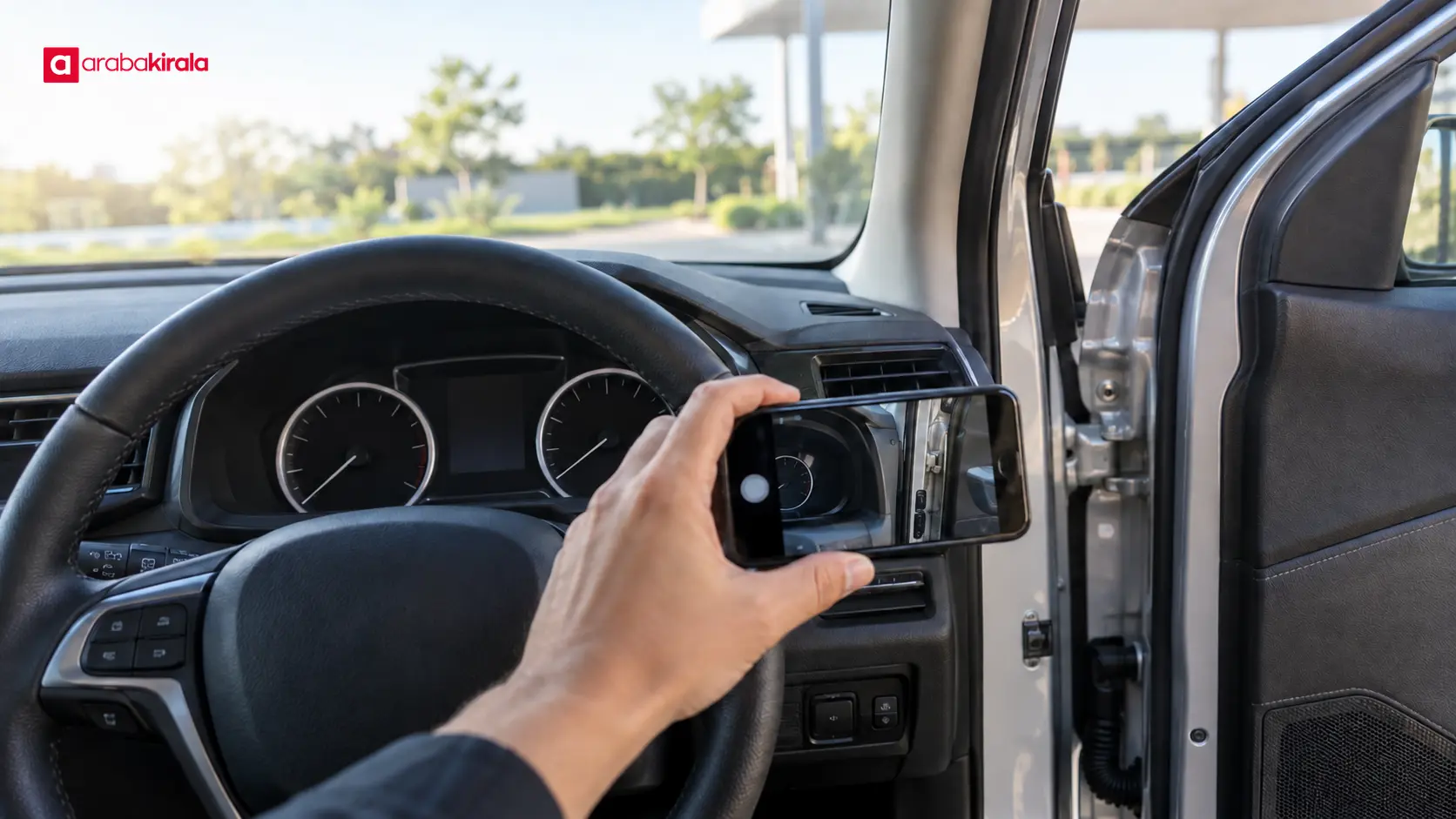 Teslim kaydı için sürücü kilometre göstergesini ve aracın mevcut durumunu fotoğraflıyor. Teslim kaydı için sürücü kilometre göstergesini ve aracın mevcut durumunu fotoğraflıyor.