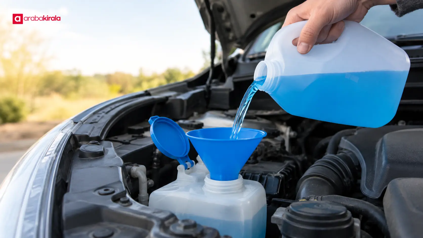 Park halindeki otomobilin cam yıkama suyu haznesine sıvı eklenmesi Park halindeki otomobilin cam yıkama suyu haznesine sıvı eklenmesi