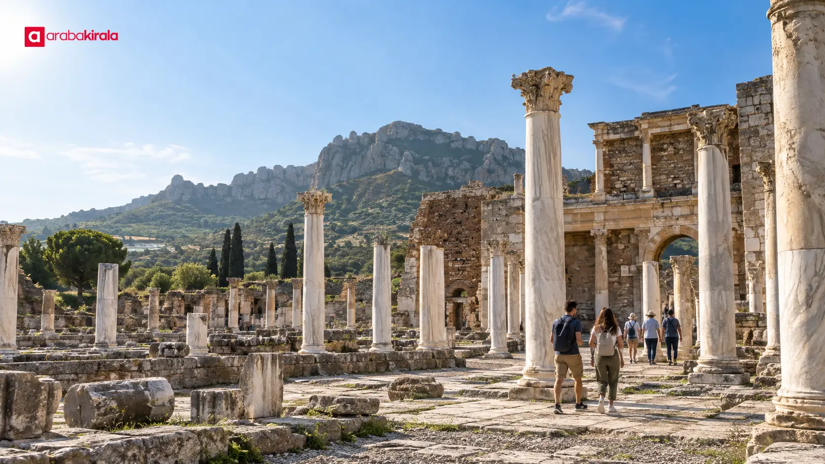 Sardes Antik Kenti’nde mermer sütunlar ve arkeolojik kalıntılar arasında yürüyen ziyaretçiler