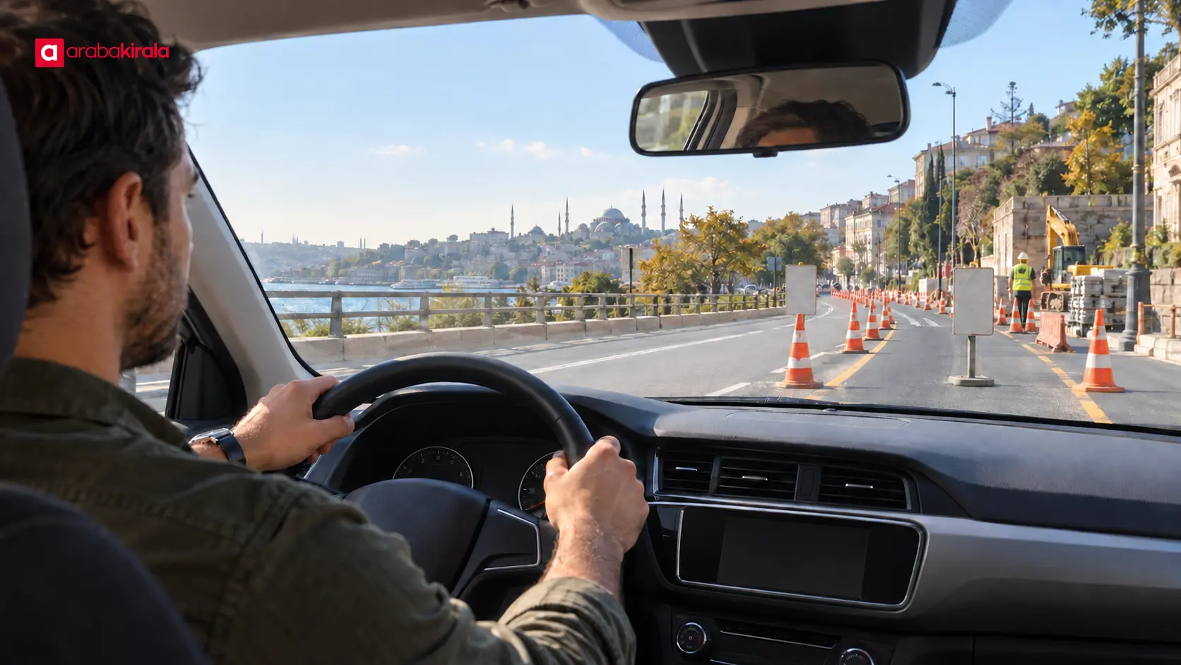 İstanbul şehir yolunda konilerle belirlenmiş geçici şerit daralmasını izleyen sürücü