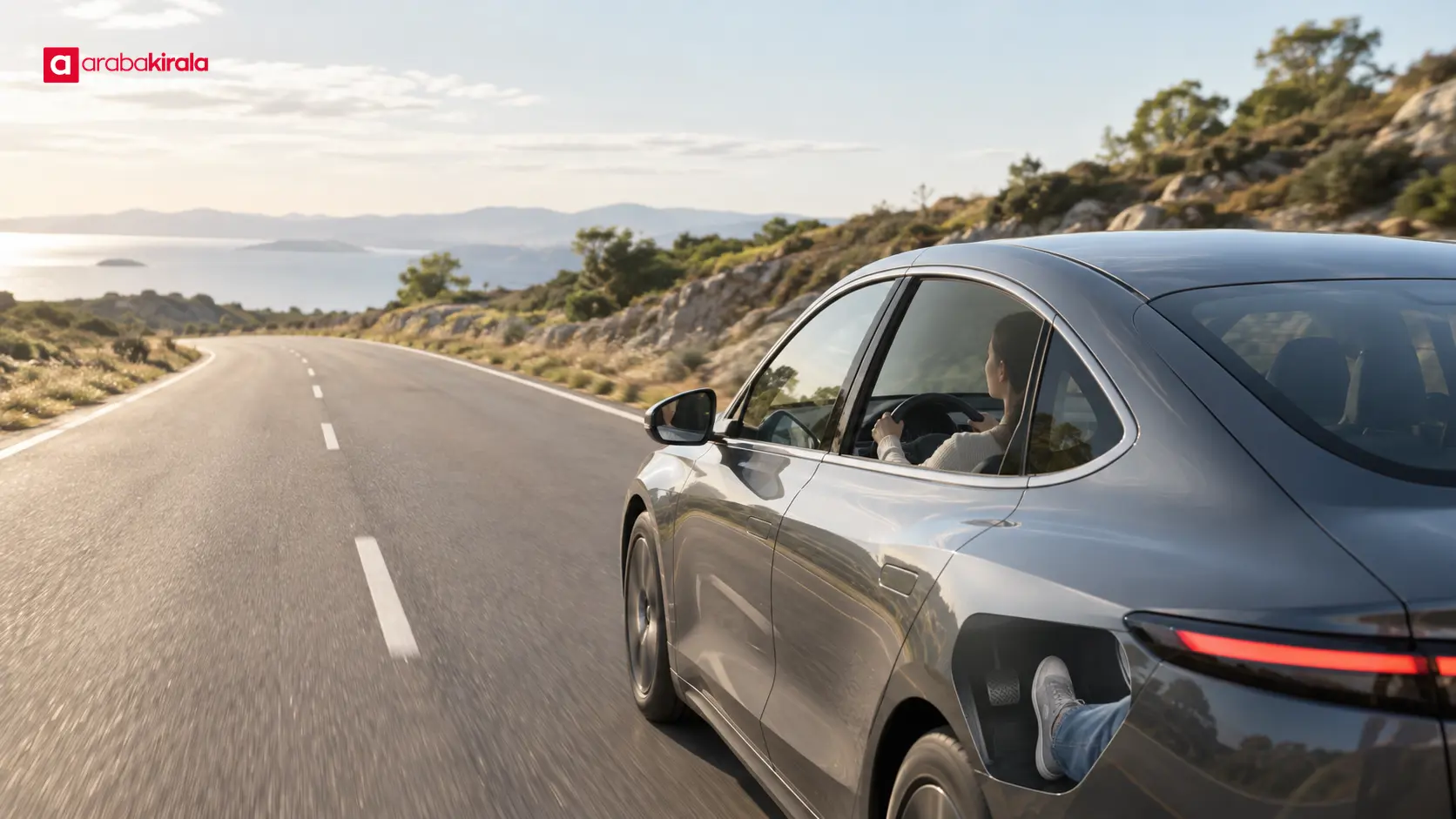 Sürücünün elektrikli otomobili kuru yolda güvenli takip mesafesiyle kontrollü biçimde yavaşlatması