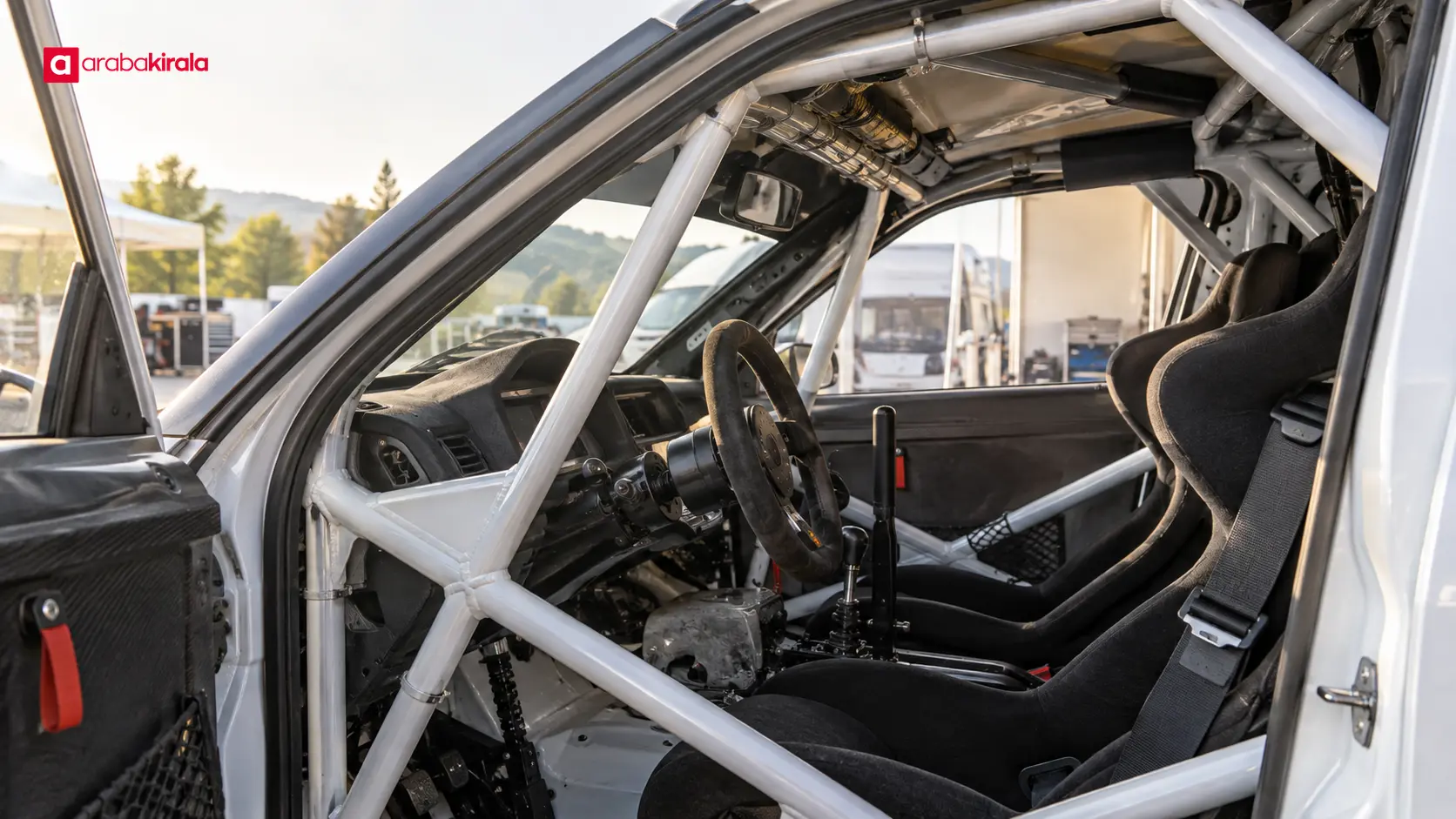 Ralli otomobilinin kabininde tavan ve yan bölümler boyunca uzanan metal güvenlik kafesi Ralli otomobilinin kabininde tavan ve yan bölümler boyunca uzanan metal güvenlik kafesi