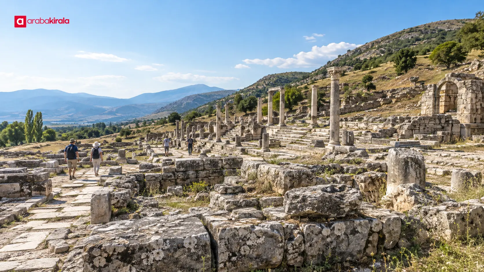 Pisidia Antiokheia’daki taş kalıntılar ve arka plandaki tepeler