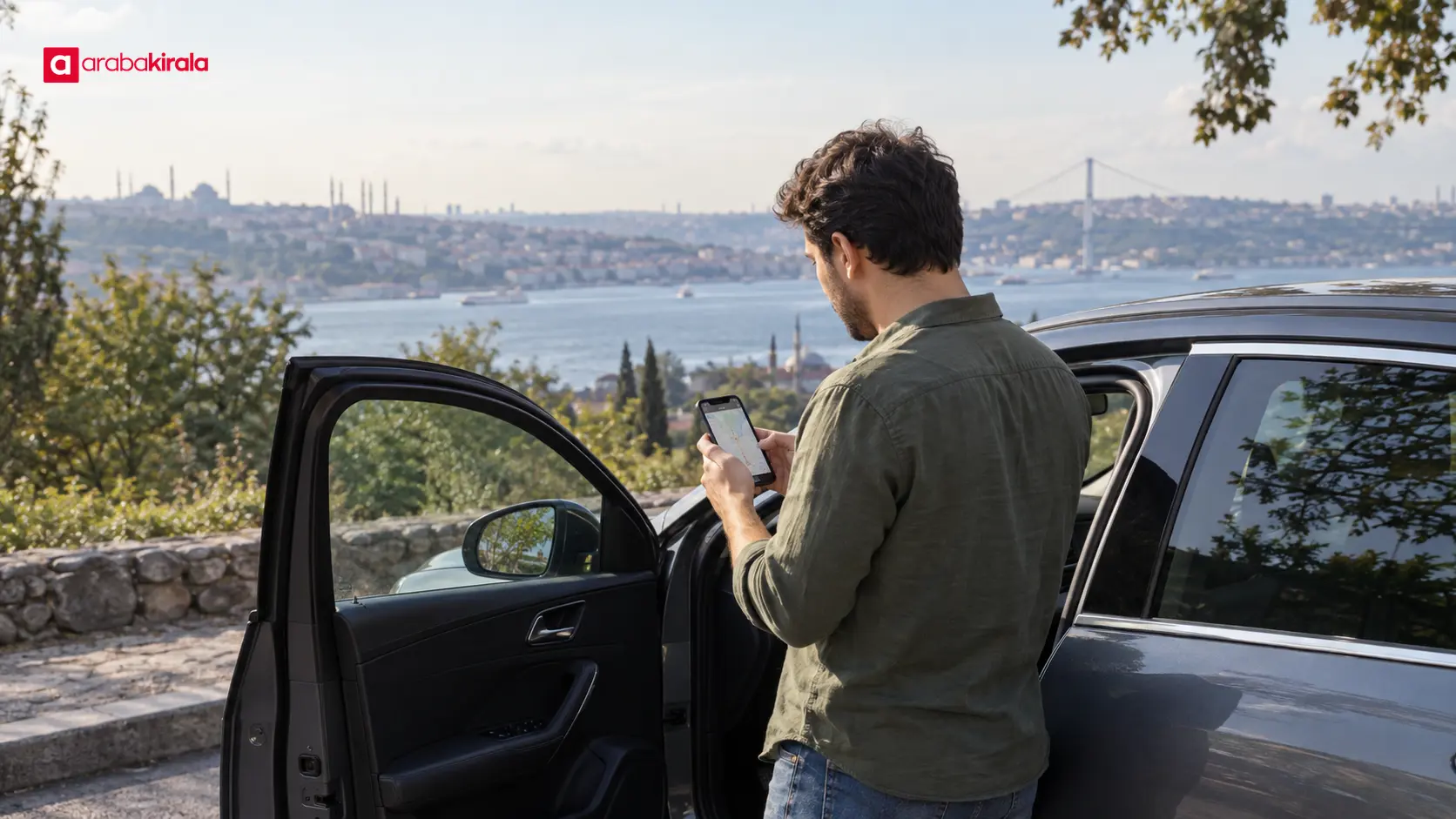 Park halindeki aracın yanında mola rotasını gözden geçiren sürücü