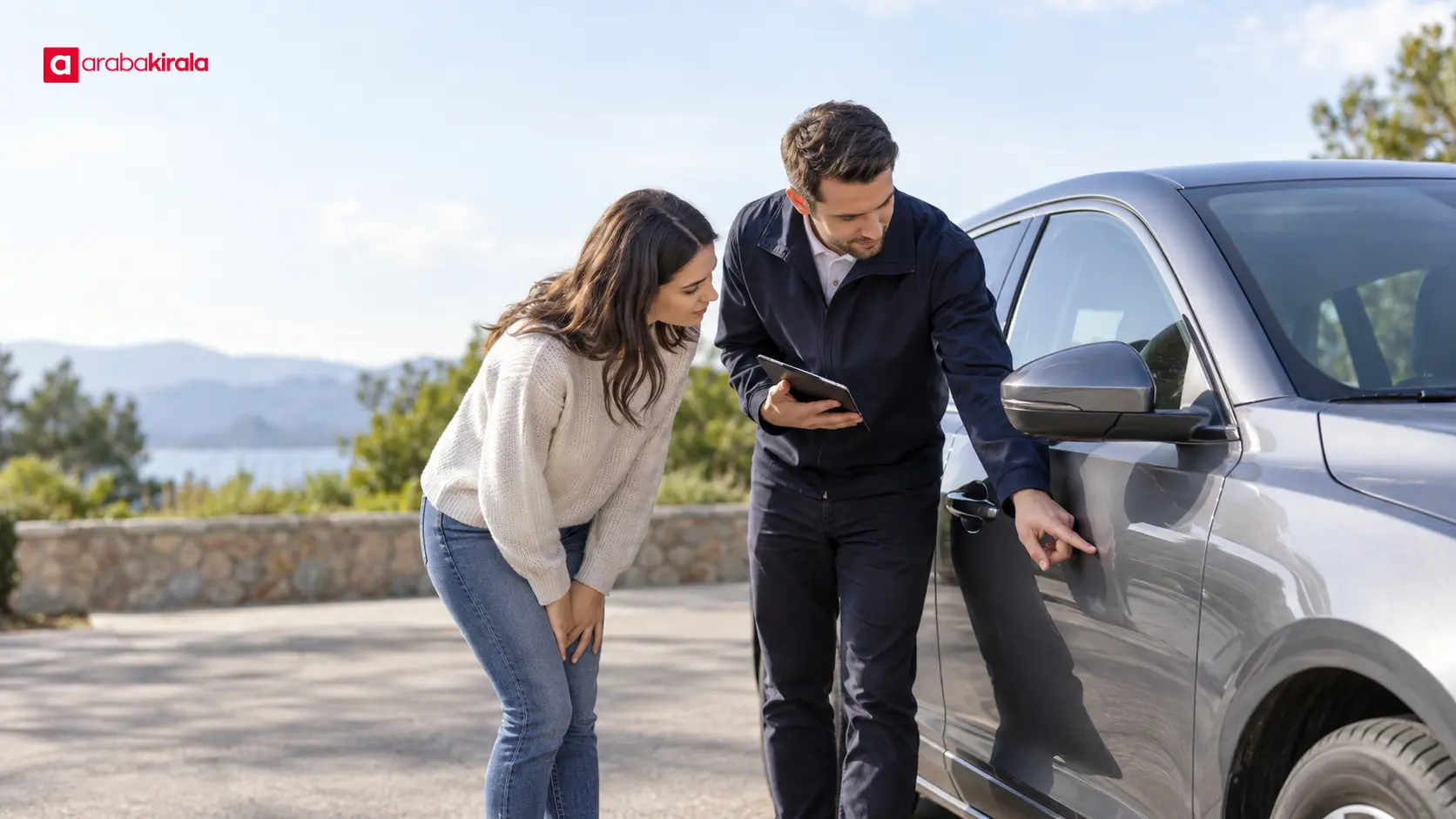 Araç tesliminde müşteri ve görevlinin otomobilin dışını birlikte kontrol etmesi Araç tesliminde müşteri ve görevlinin otomobilin dışını birlikte kontrol etmesi