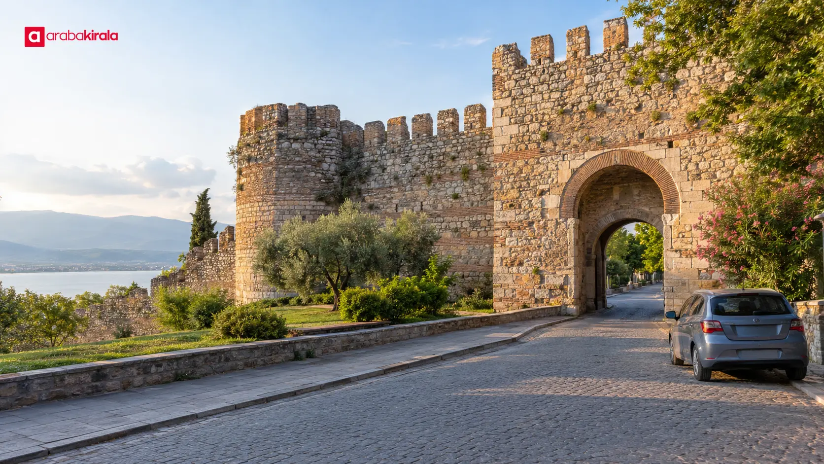 İznik’in tarihi surları ve yakındaki sade bir sokakta duran markasız araç İznik’in tarihi surları ve yakındaki sade bir sokakta duran markasız araç