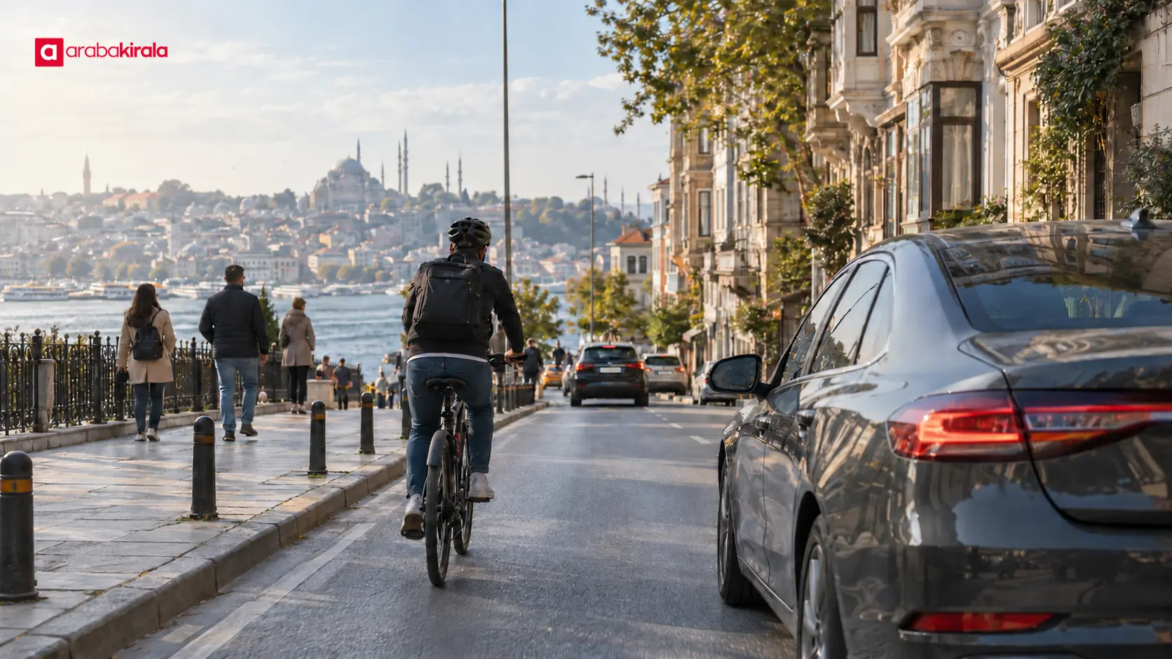 İstanbul şehir içi trafiğinde bisikletliye güvenli mesafe bırakarak ilerleyen otomobil İstanbul şehir içi trafiğinde bisikletliye güvenli mesafe bırakarak ilerleyen otomobil