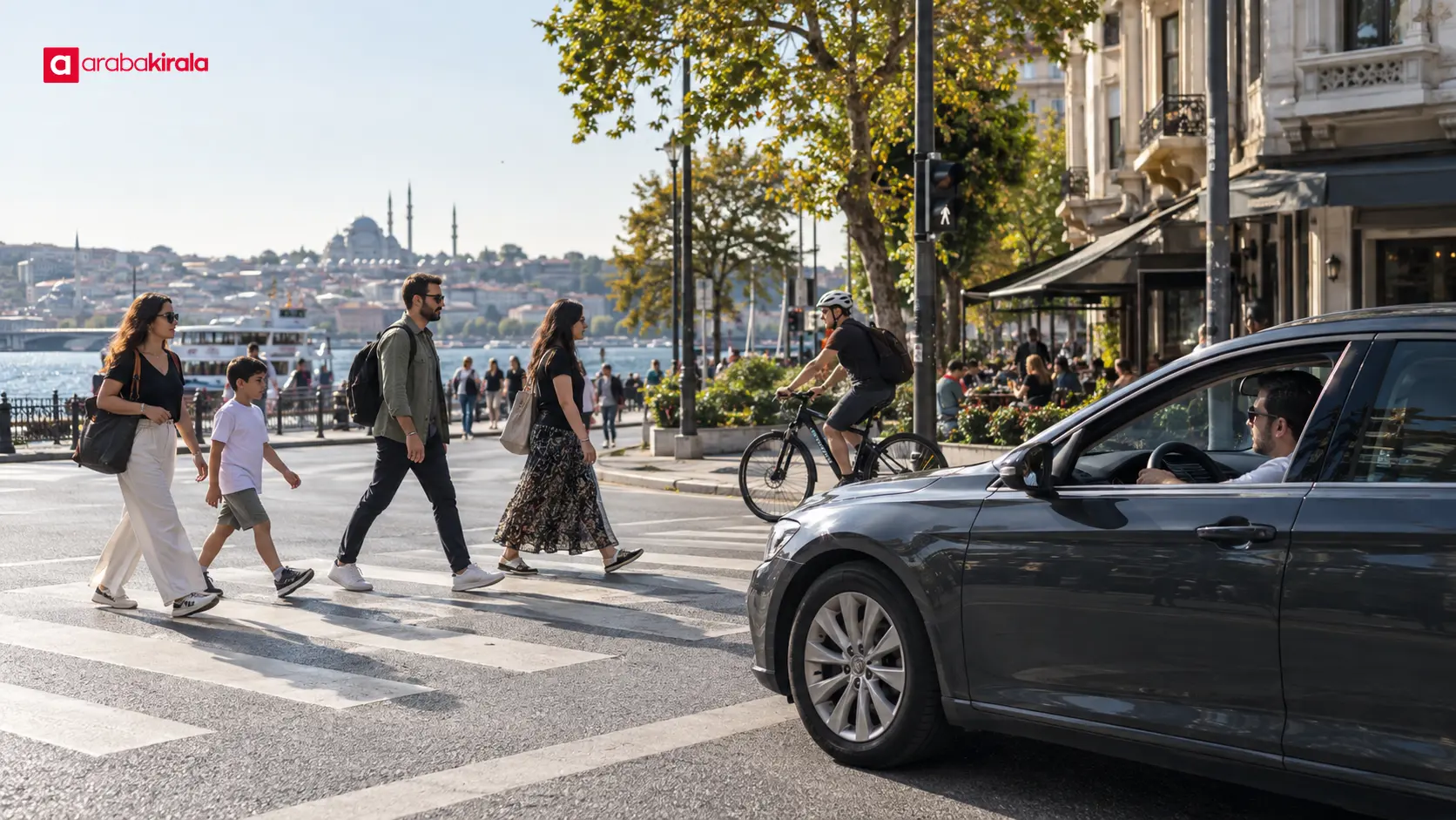 İstanbul’da yaya geçidinde yayalara yol veren otomobil İstanbul’da yaya geçidinde yayalara yol veren otomobil