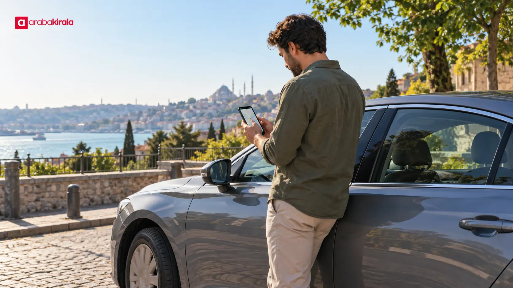İstanbul’da teslim aldığı aracın yanında haritadan ana yola çıkışını planlayan sürücü İstanbul’da teslim aldığı aracın yanında haritadan ana yola çıkışını planlayan sürücü