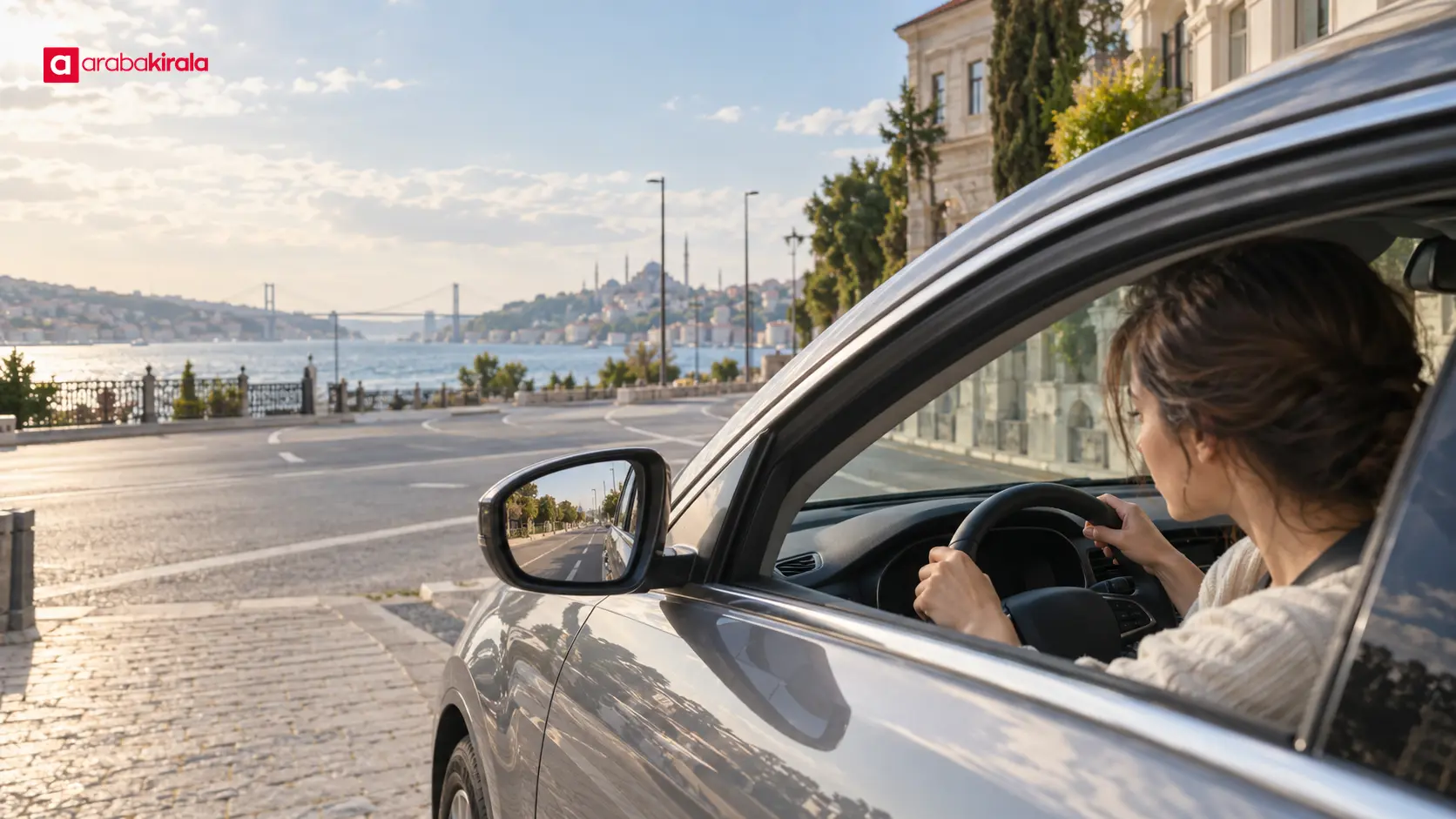 Ana yola katılmadan önce aynalarını ve çevresini kontrol eden sürücü Ana yola katılmadan önce aynalarını ve çevresini kontrol eden sürücü