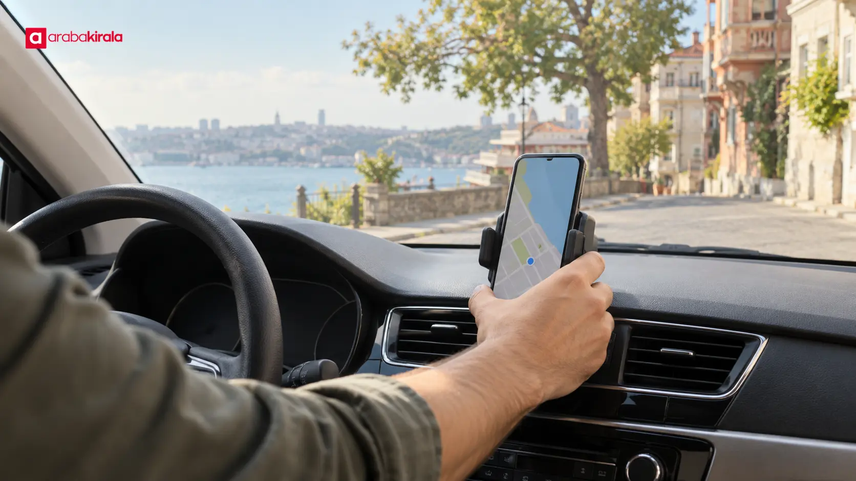 Araç park halindeyken telefonunu tutucuya yerleştirip rotasını kontrol eden sürücü Araç park halindeyken telefonunu tutucuya yerleştirip rotasını kontrol eden sürücü