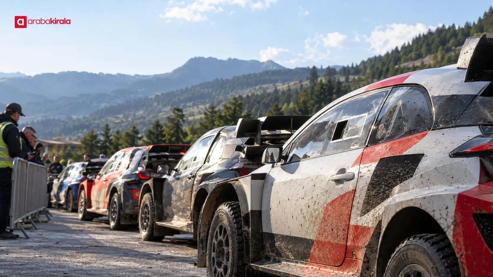 Yarış sonrası kapalı park alanında bekleyen ralli otomobilleri