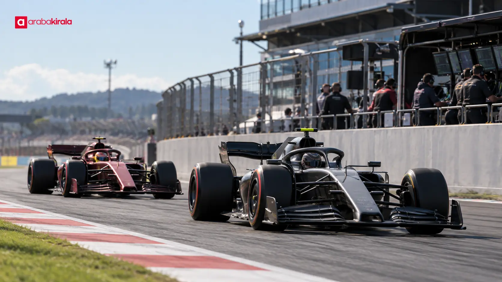 Yarış sırasında birbirini takip eden iki Formula 1 aracı ve telsizle çalışan takım mühendisleri