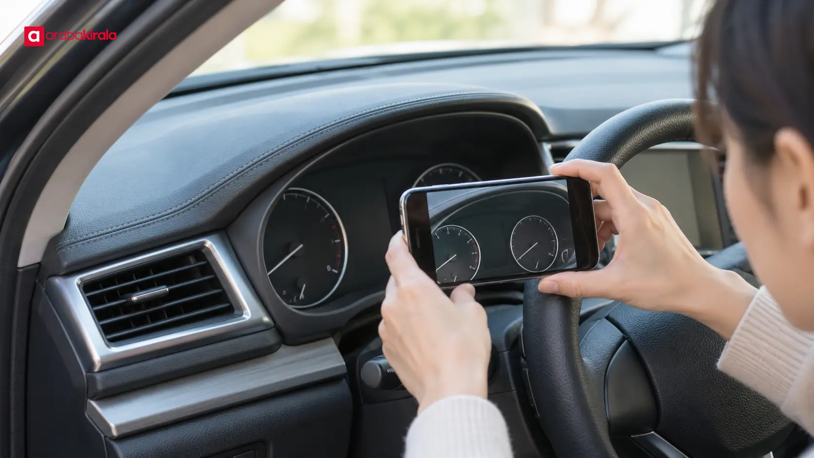 Sürücü teslim kaydı için aracın kilometre ve yakıt göstergelerini fotoğraflıyor Sürücü teslim kaydı için aracın kilometre ve yakıt göstergelerini fotoğraflıyor